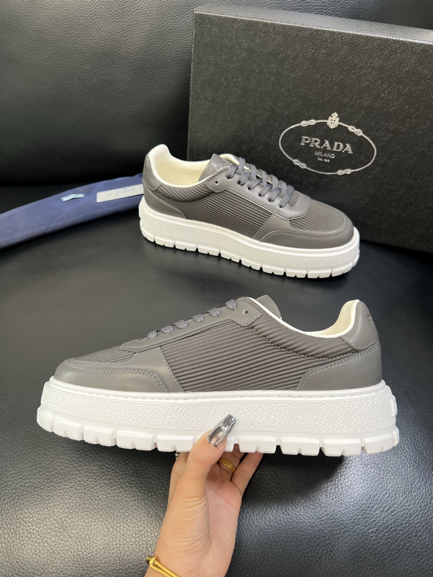 Prada 高品质 顶级工艺品，普拉达 专柜同步，原厂配置意大利进口牛皮面料，进口牛皮内里垫，透气舒适，