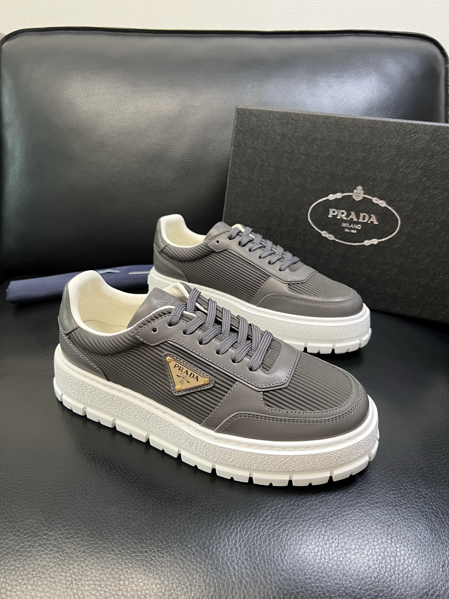 Prada 高品质 顶级工艺品，普拉达 专柜同步，原厂配置意大利进口牛皮面料，进口牛皮内里垫，透气舒适，