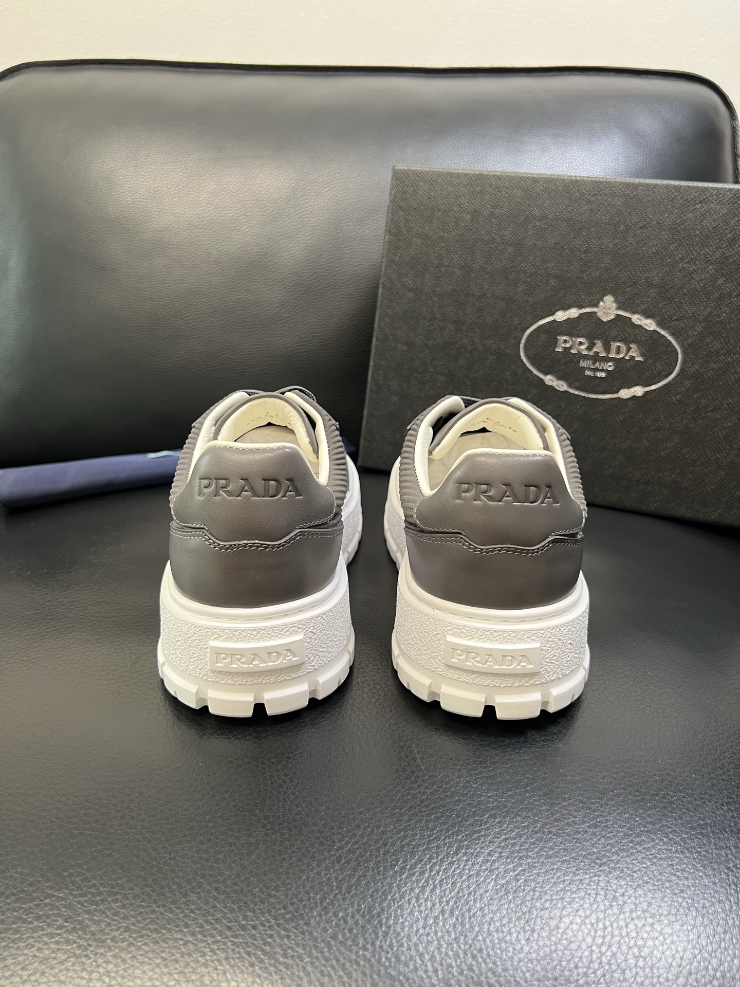 Prada 高品质 顶级工艺品，普拉达 专柜同步，原厂配置意大利进口牛皮面料，进口牛皮内里垫，透气舒适，