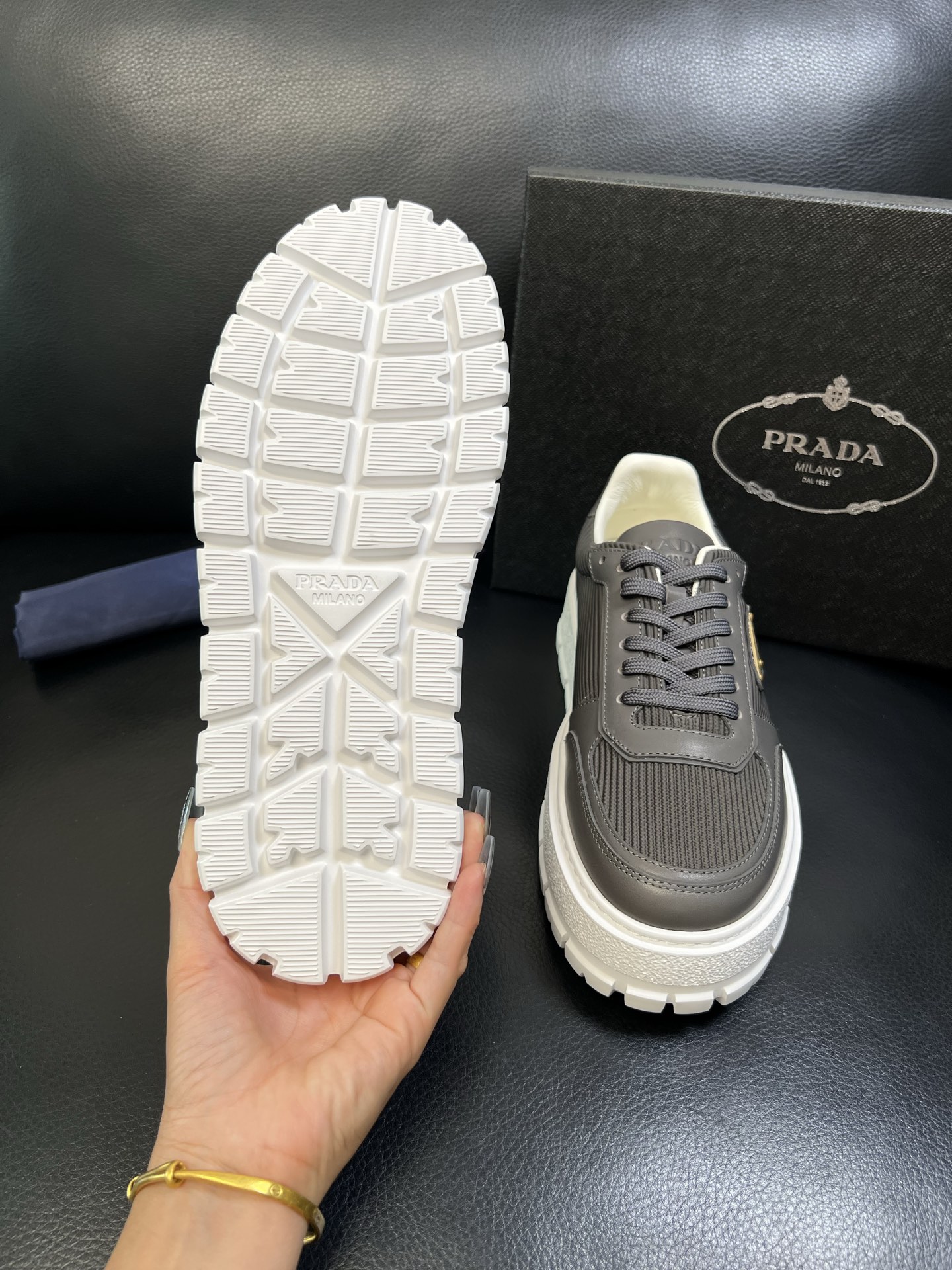 Prada 高品质 顶级工艺品，普拉达 专柜同步，原厂配置意大利进口牛皮面料，进口牛皮内里垫，透气舒适，