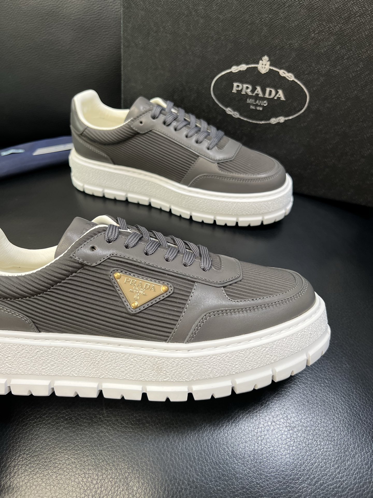 Prada 高品质 顶级工艺品，普拉达 专柜同步，原厂配置意大利进口牛皮面料，进口牛皮内里垫，透气舒适，