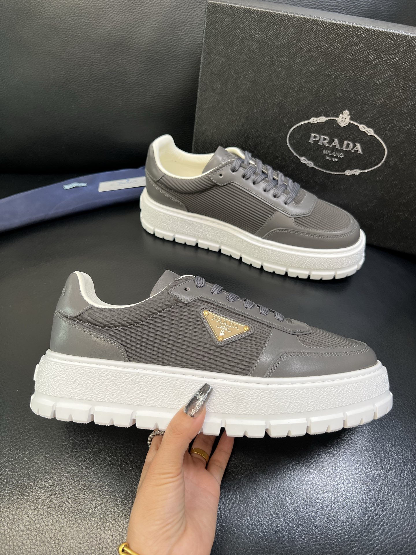 Prada 高品质 顶级工艺品，普拉达 专柜同步，原厂配置意大利进口牛皮面料，进口牛皮内里垫，透气舒适，