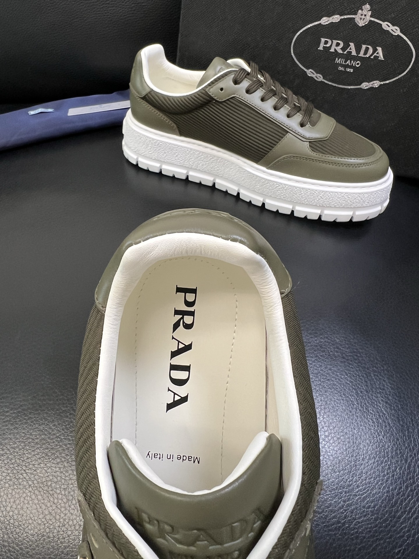 Prada 高品质 顶级工艺品，普拉达 专柜同步，原厂配置意大利进口牛皮面料，进口牛皮内里垫，透气舒适，