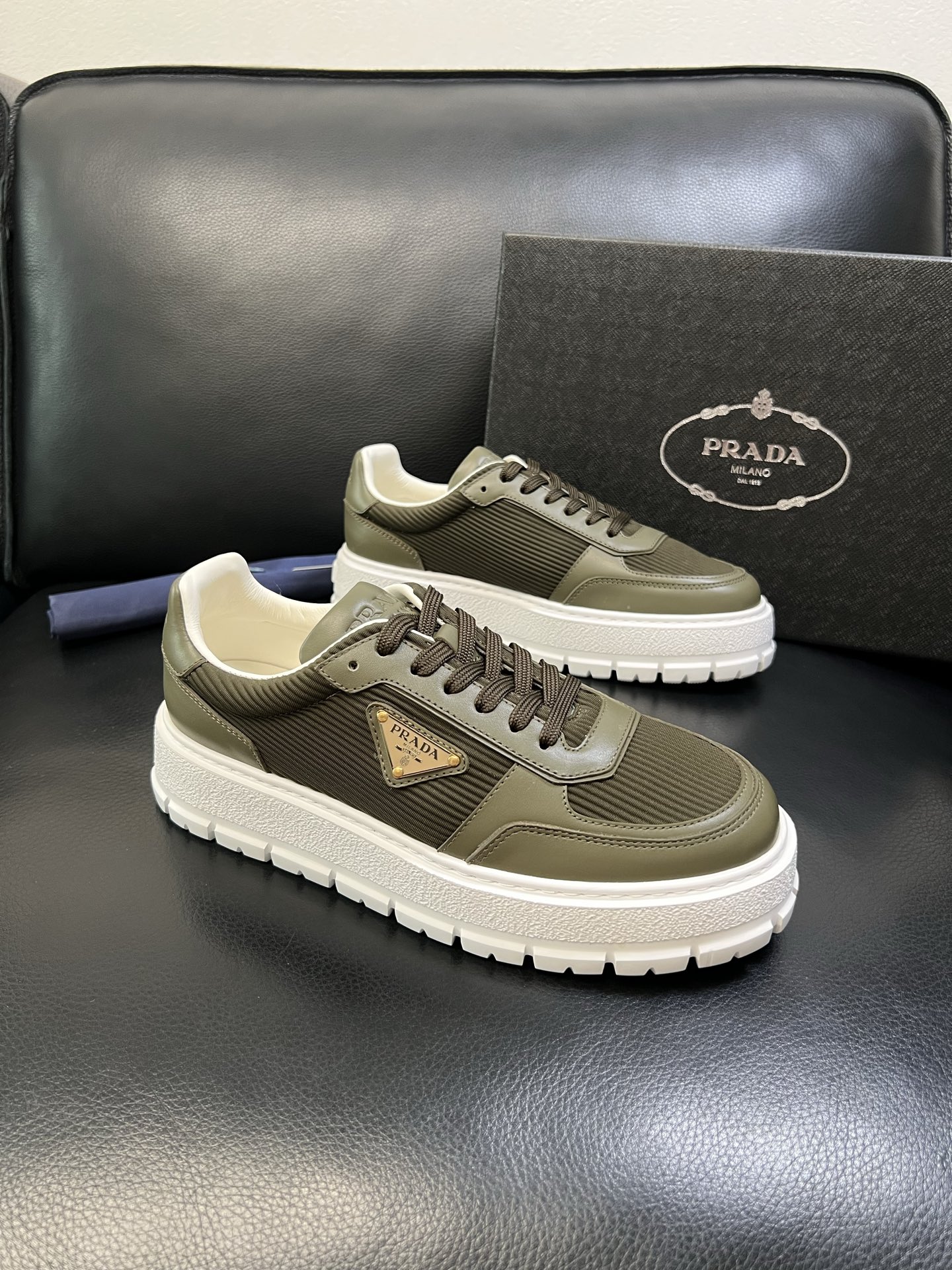 Prada 高品质 顶级工艺品，普拉达 专柜同步，原厂配置意大利进口牛皮面料，进口牛皮内里垫，透气舒适，