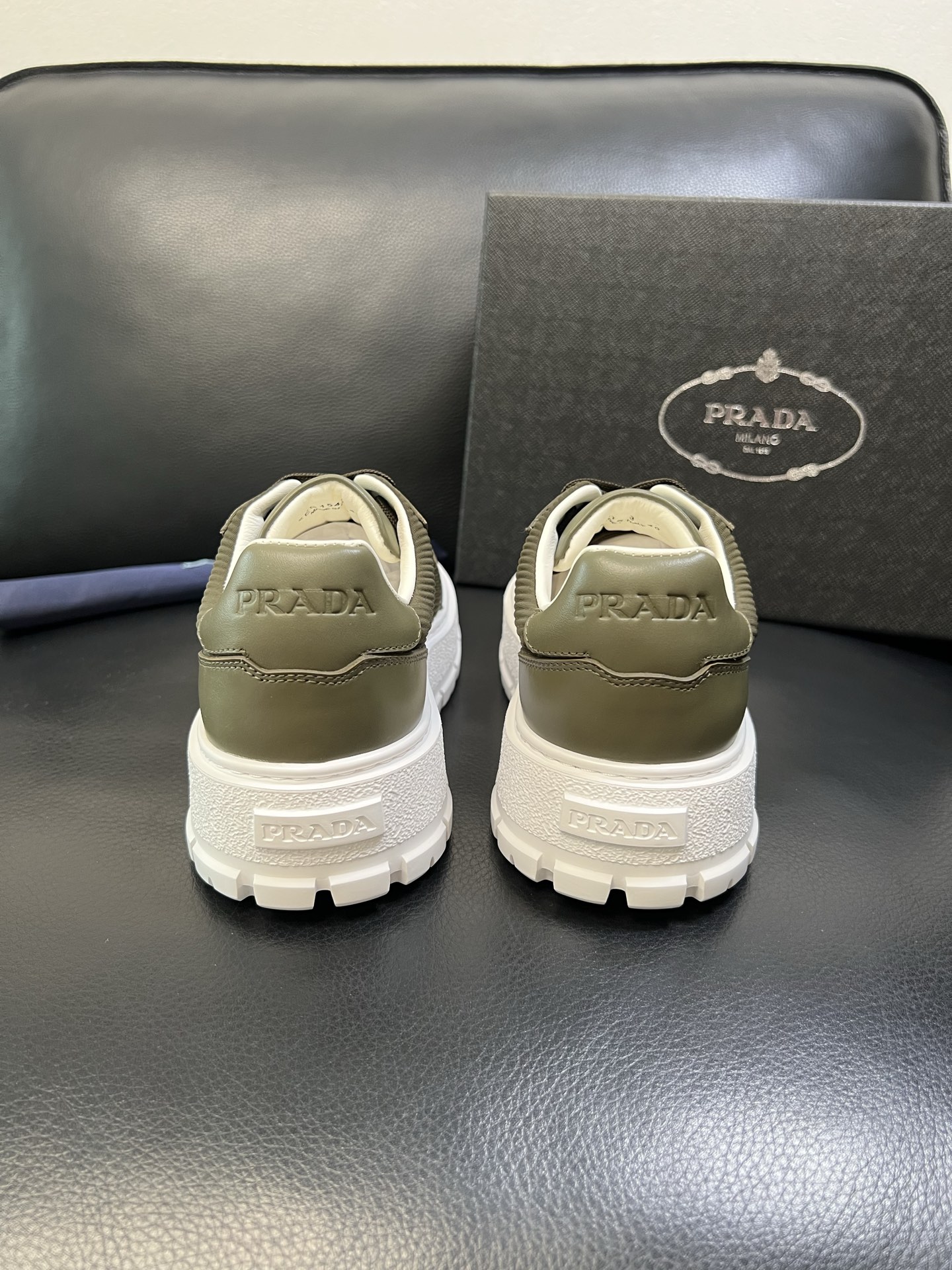 Prada 高品质 顶级工艺品，普拉达 专柜同步，原厂配置意大利进口牛皮面料，进口牛皮内里垫，透气舒适，