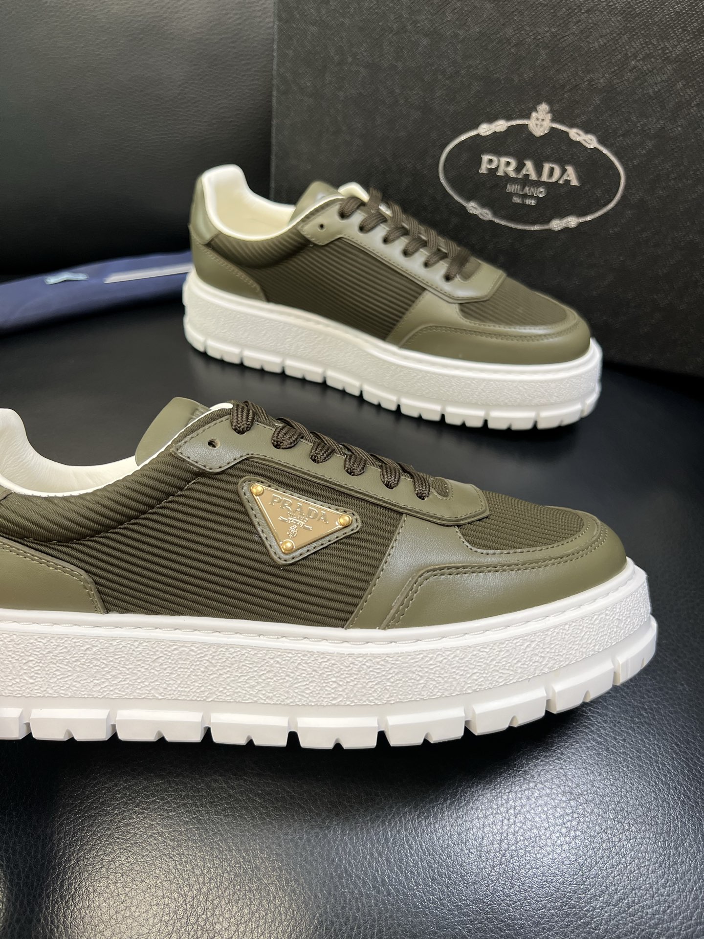 Prada 高品质 顶级工艺品，普拉达 专柜同步，原厂配置意大利进口牛皮面料，进口牛皮内里垫，透气舒适，
