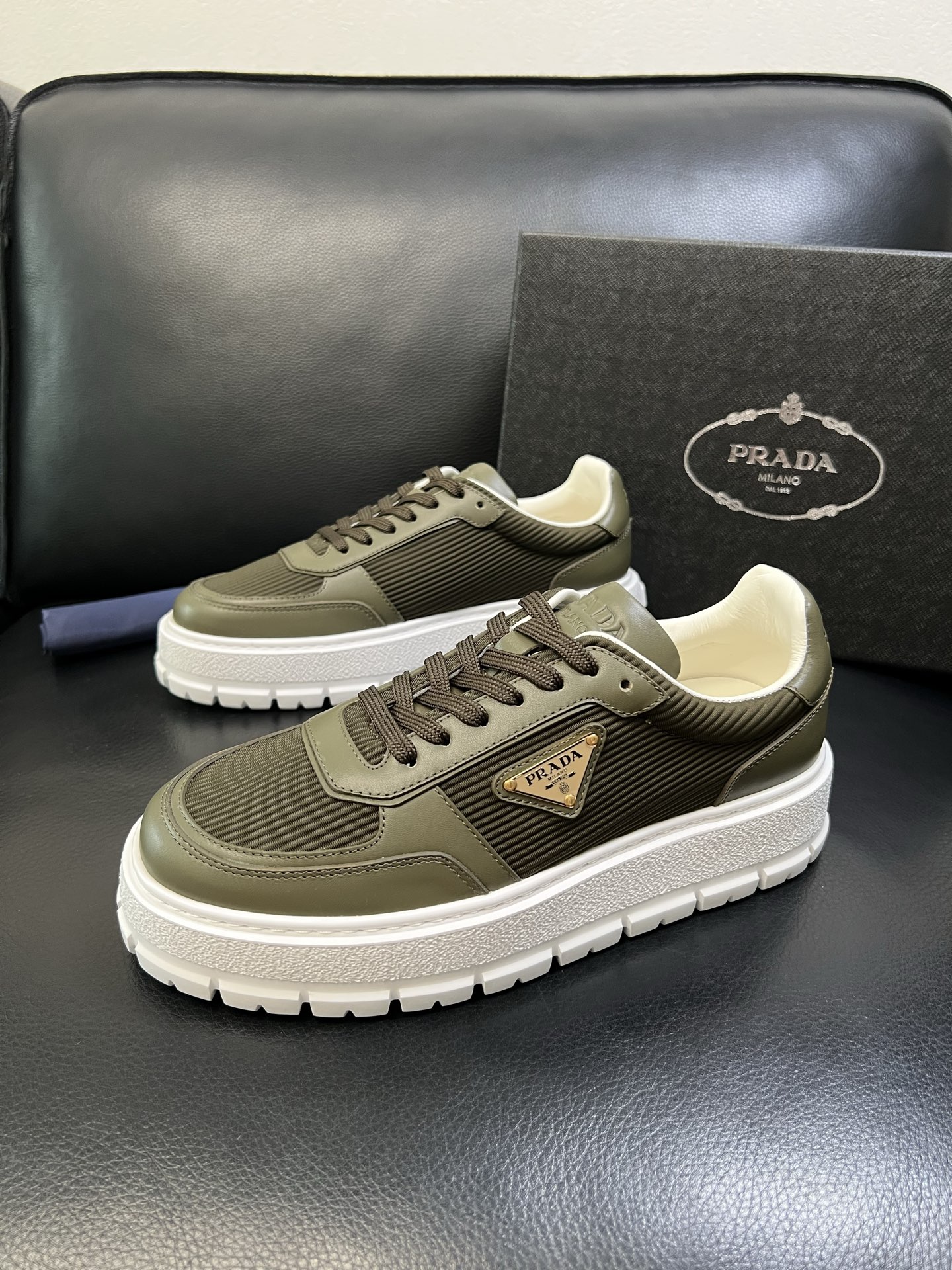 Prada 高品质 顶级工艺品，普拉达 专柜同步，原厂配置意大利进口牛皮面料，进口牛皮内里垫，透气舒适，