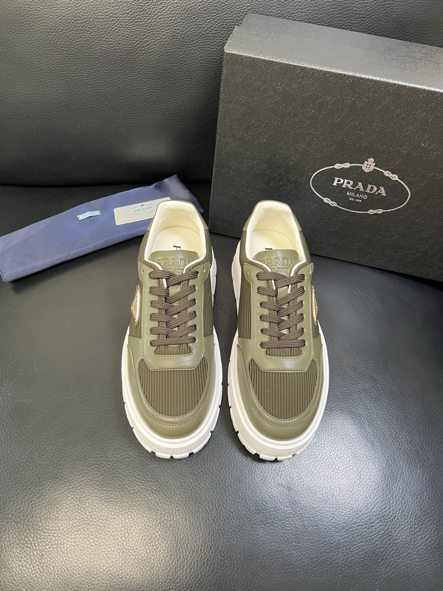 Prada 高品质 顶级工艺品，普拉达 专柜同步，原厂配置意大利进口牛皮面料，进口牛皮内里垫，透气舒适，