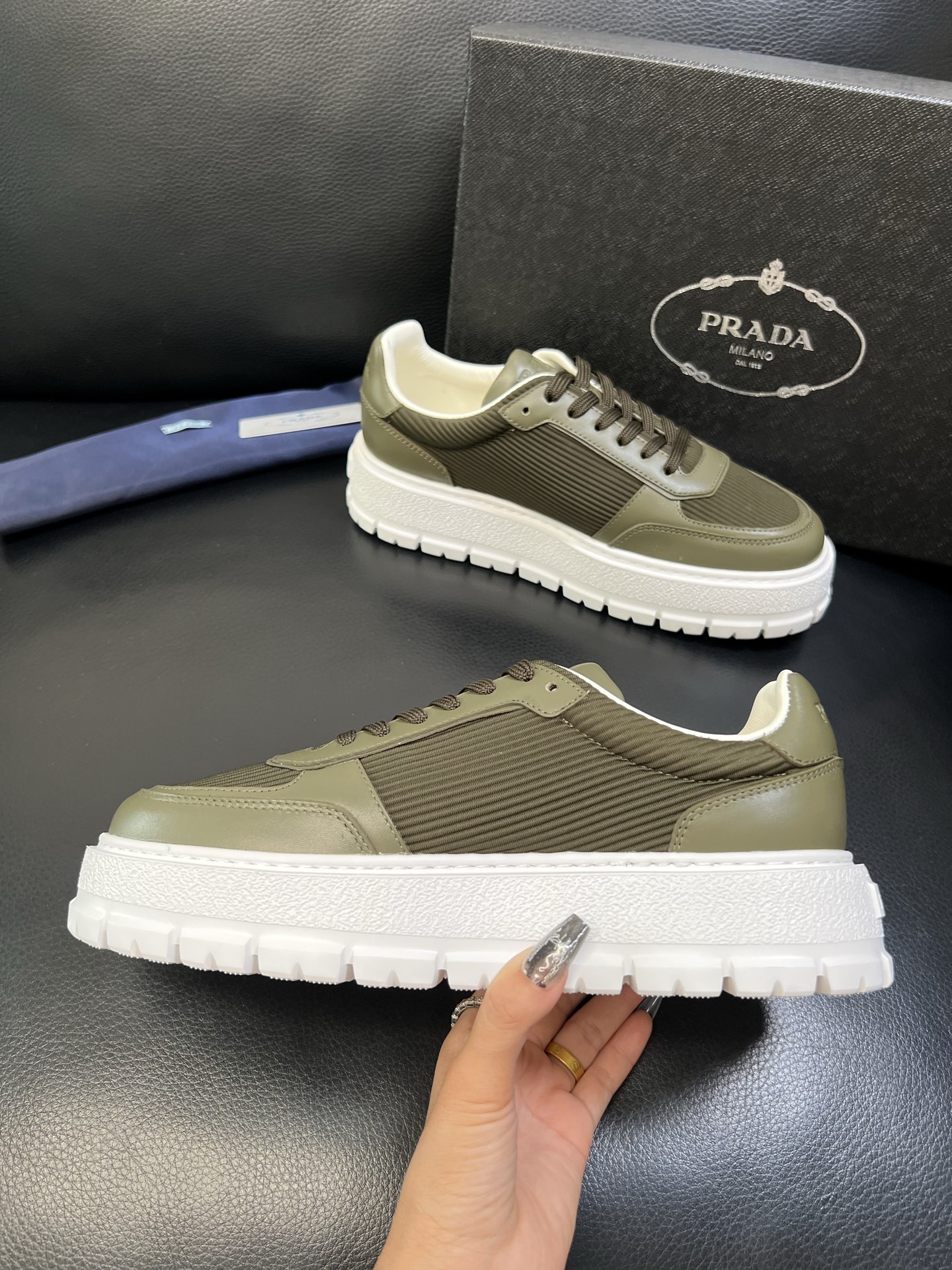 Prada 高品质 顶级工艺品，普拉达 专柜同步，原厂配置意大利进口牛皮面料，进口牛皮内里垫，透气舒适，