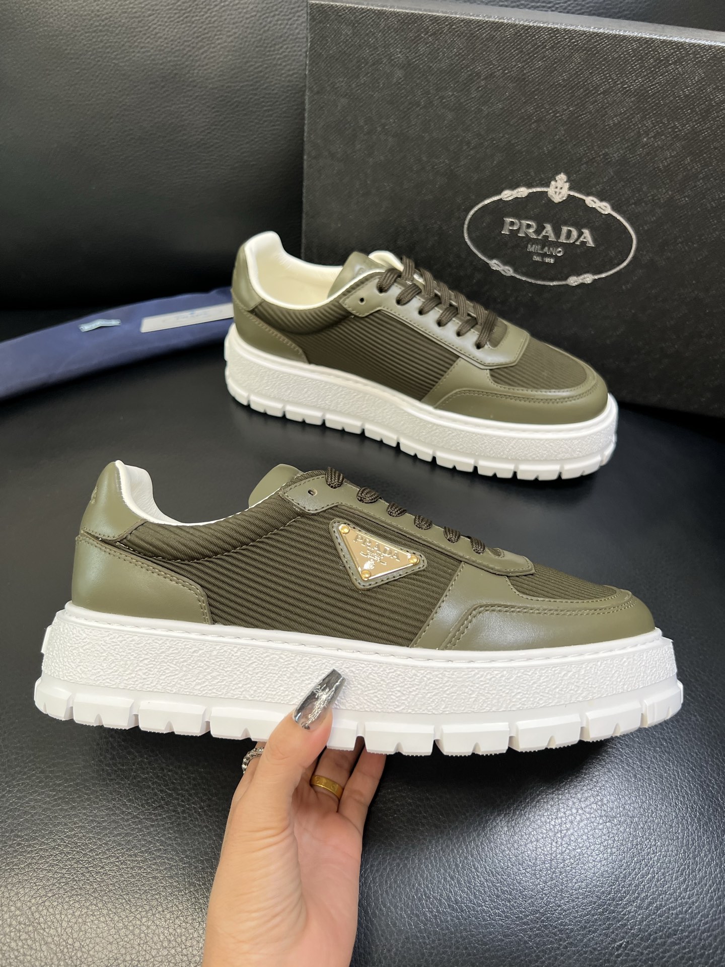 Prada 高品质 顶级工艺品，普拉达 专柜同步，原厂配置意大利进口牛皮面料，进口牛皮内里垫，透气舒适，