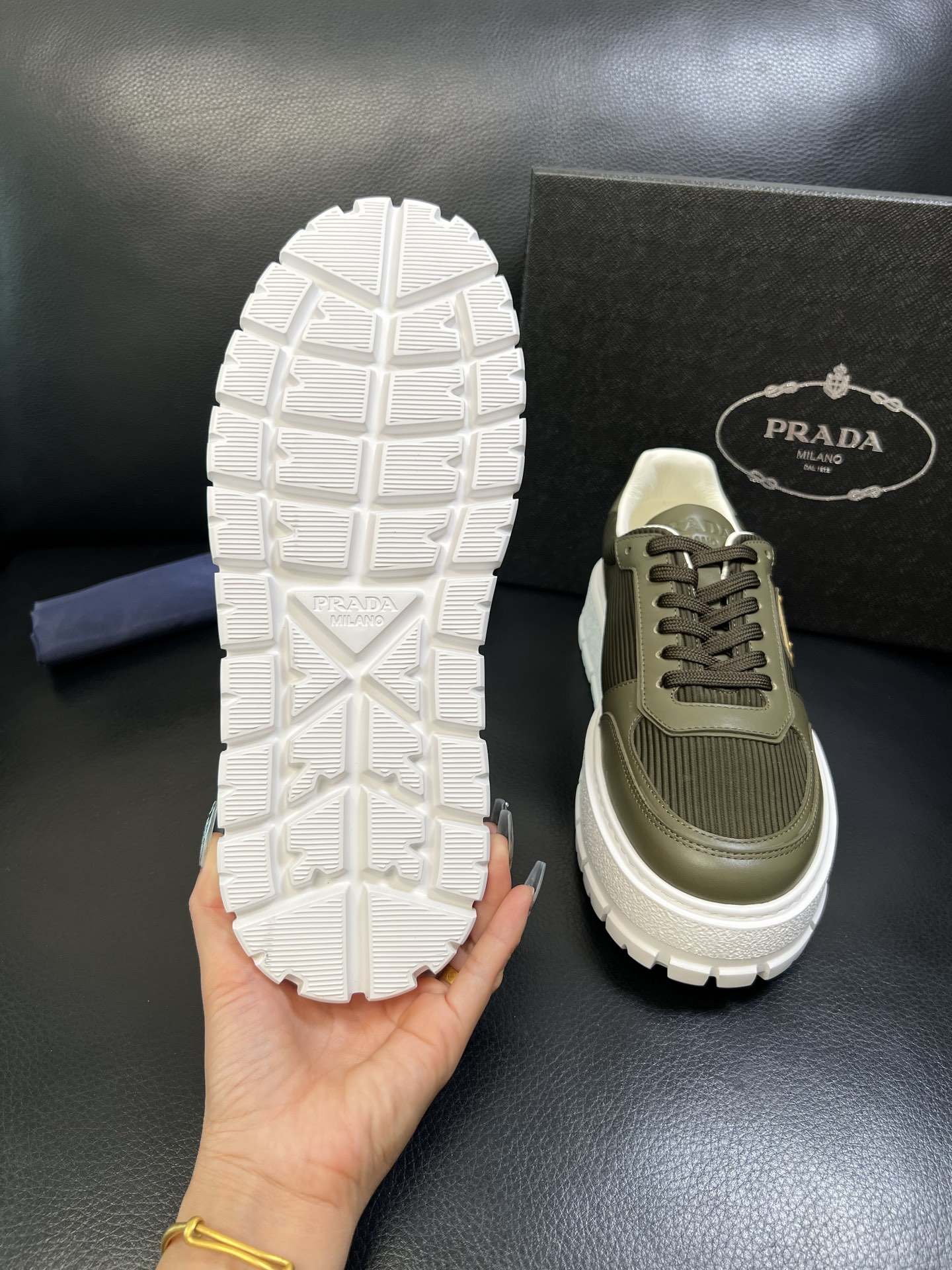 Prada 高品质 顶级工艺品，普拉达 专柜同步，原厂配置意大利进口牛皮面料，进口牛皮内里垫，透气舒适，