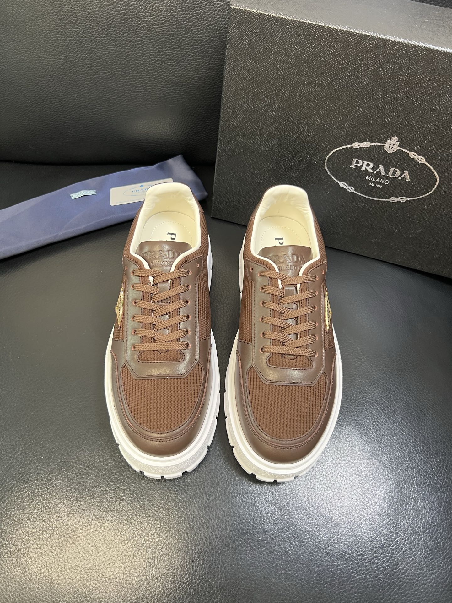 Prada 高品质 顶级工艺品，普拉达 专柜同步，原厂配置意大利进口牛皮面料，进口牛皮内里垫，透气舒适，