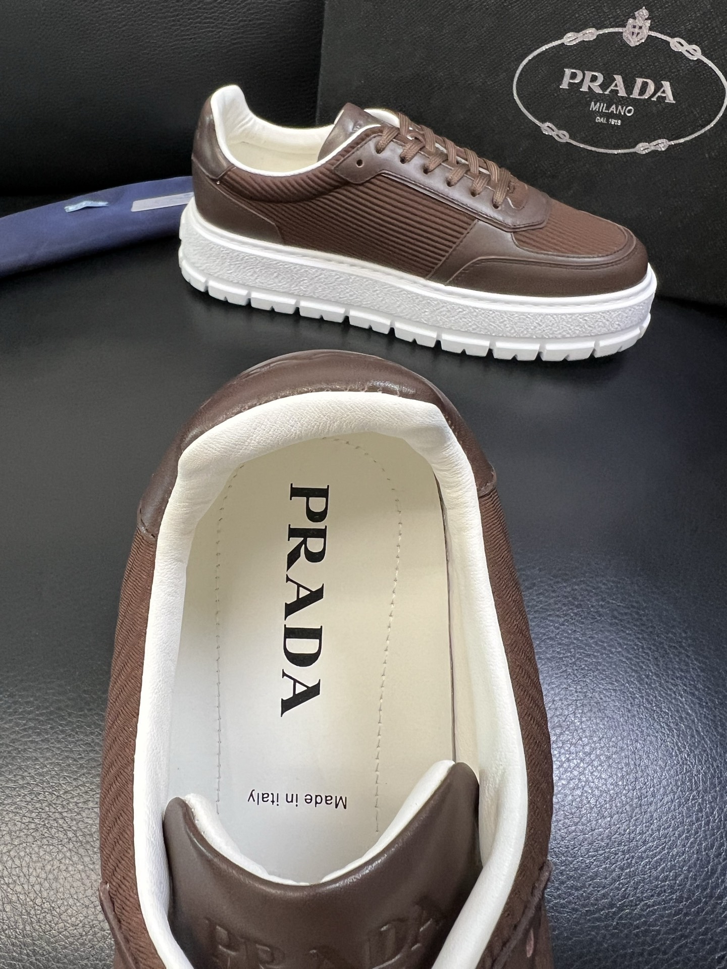 Prada 高品质 顶级工艺品，普拉达 专柜同步，原厂配置意大利进口牛皮面料，进口牛皮内里垫，透气舒适，