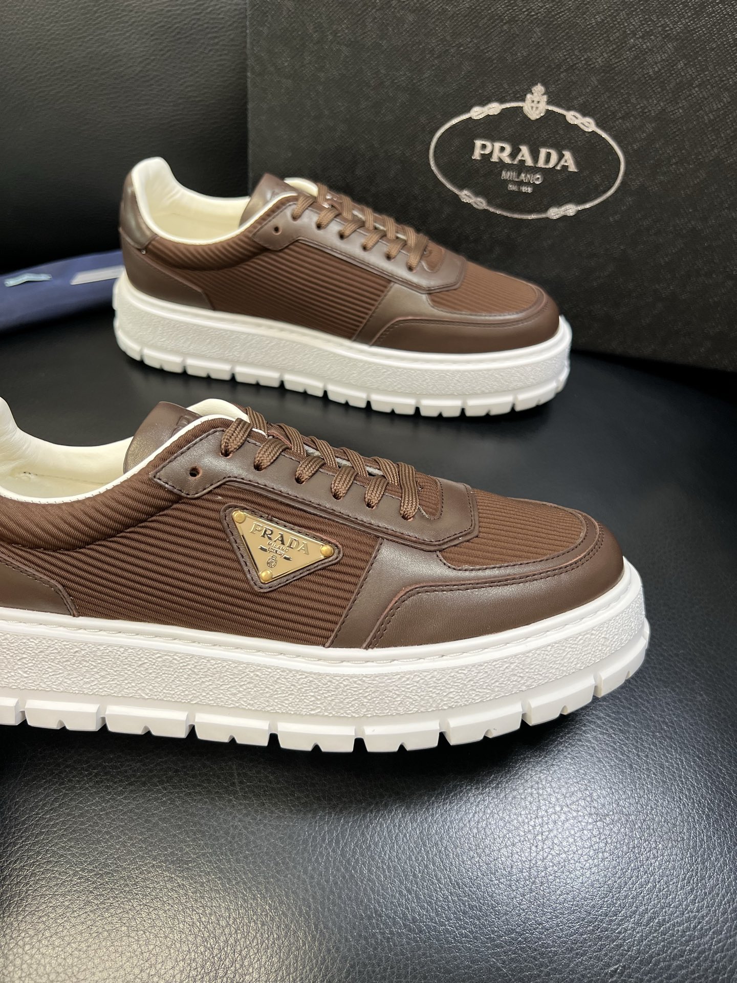 Prada 高品质 顶级工艺品，普拉达 专柜同步，原厂配置意大利进口牛皮面料，进口牛皮内里垫，透气舒适，
