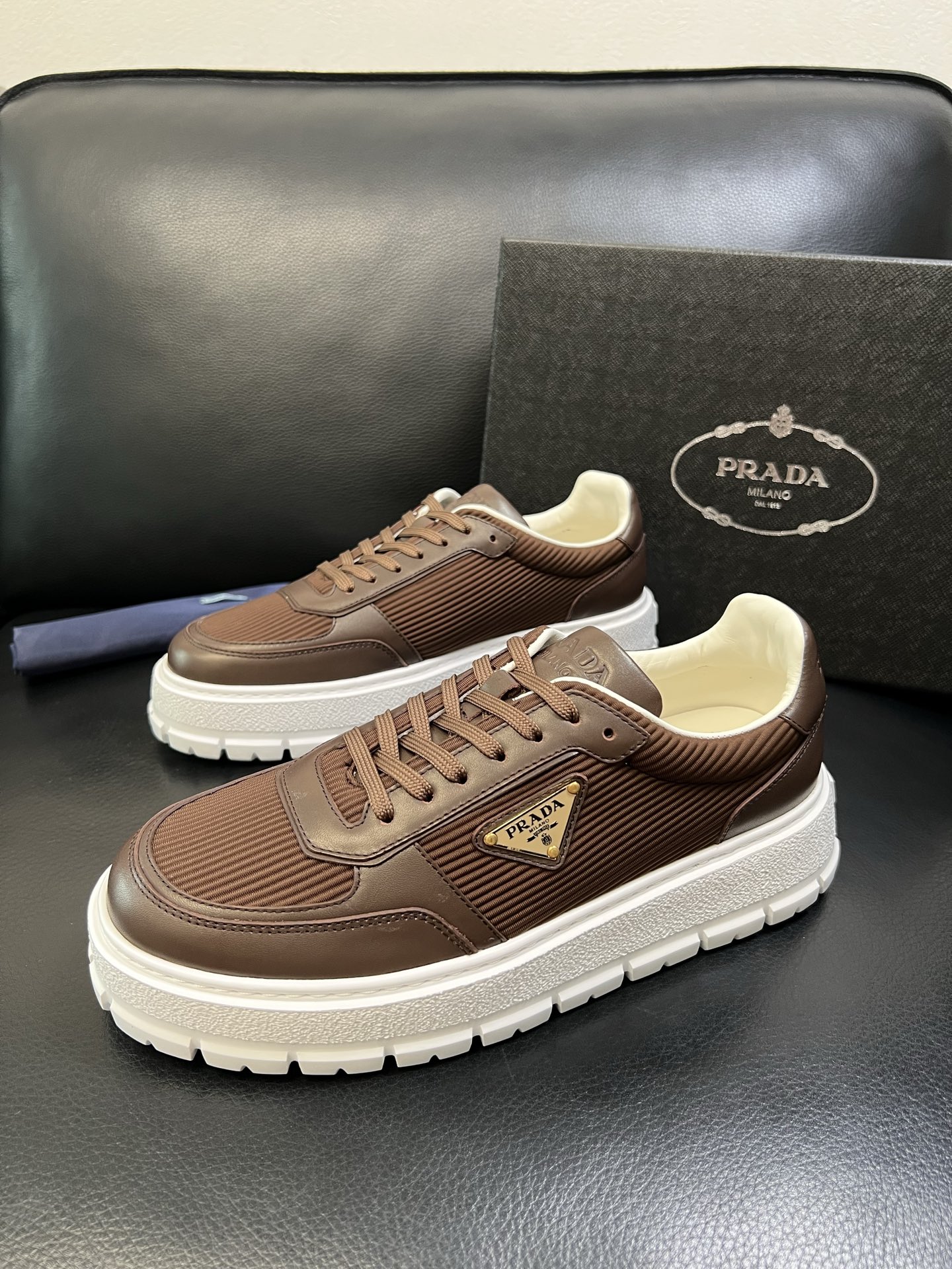 Prada 高品质 顶级工艺品，普拉达 专柜同步，原厂配置意大利进口牛皮面料，进口牛皮内里垫，透气舒适，