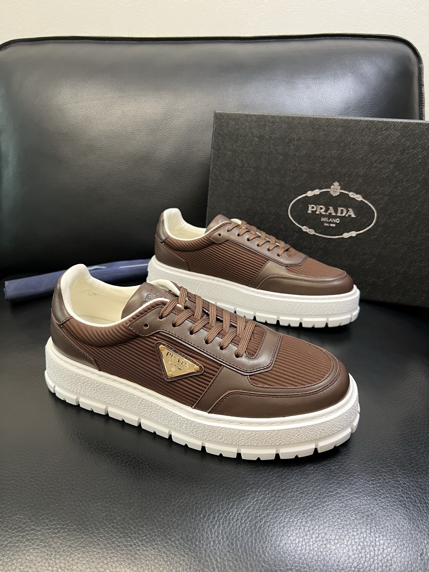 Prada 高品质 顶级工艺品，普拉达 专柜同步，原厂配置意大利进口牛皮面料，进口牛皮内里垫，透气舒适，