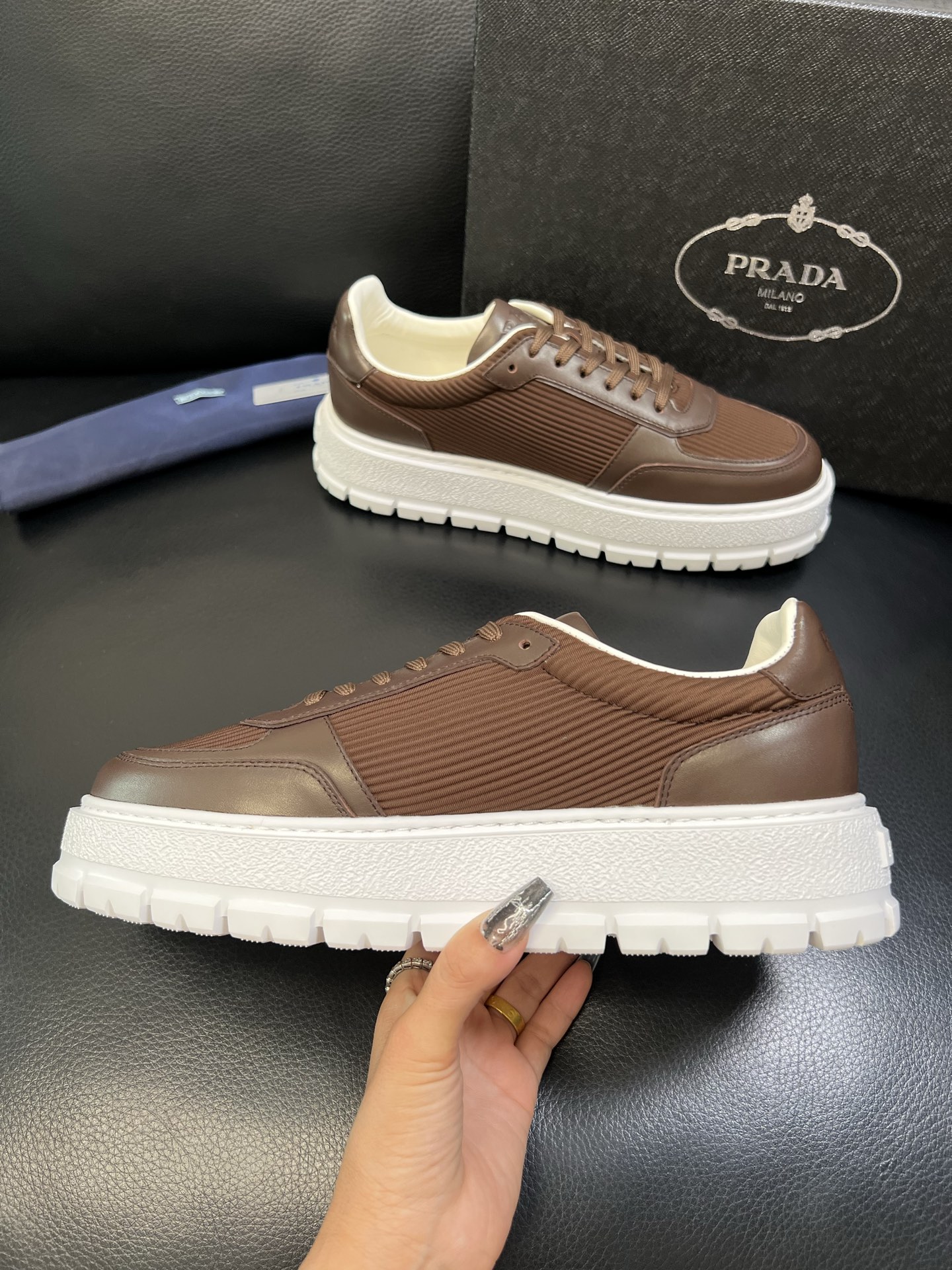 Prada 高品质 顶级工艺品，普拉达 专柜同步，原厂配置意大利进口牛皮面料，进口牛皮内里垫，透气舒适，