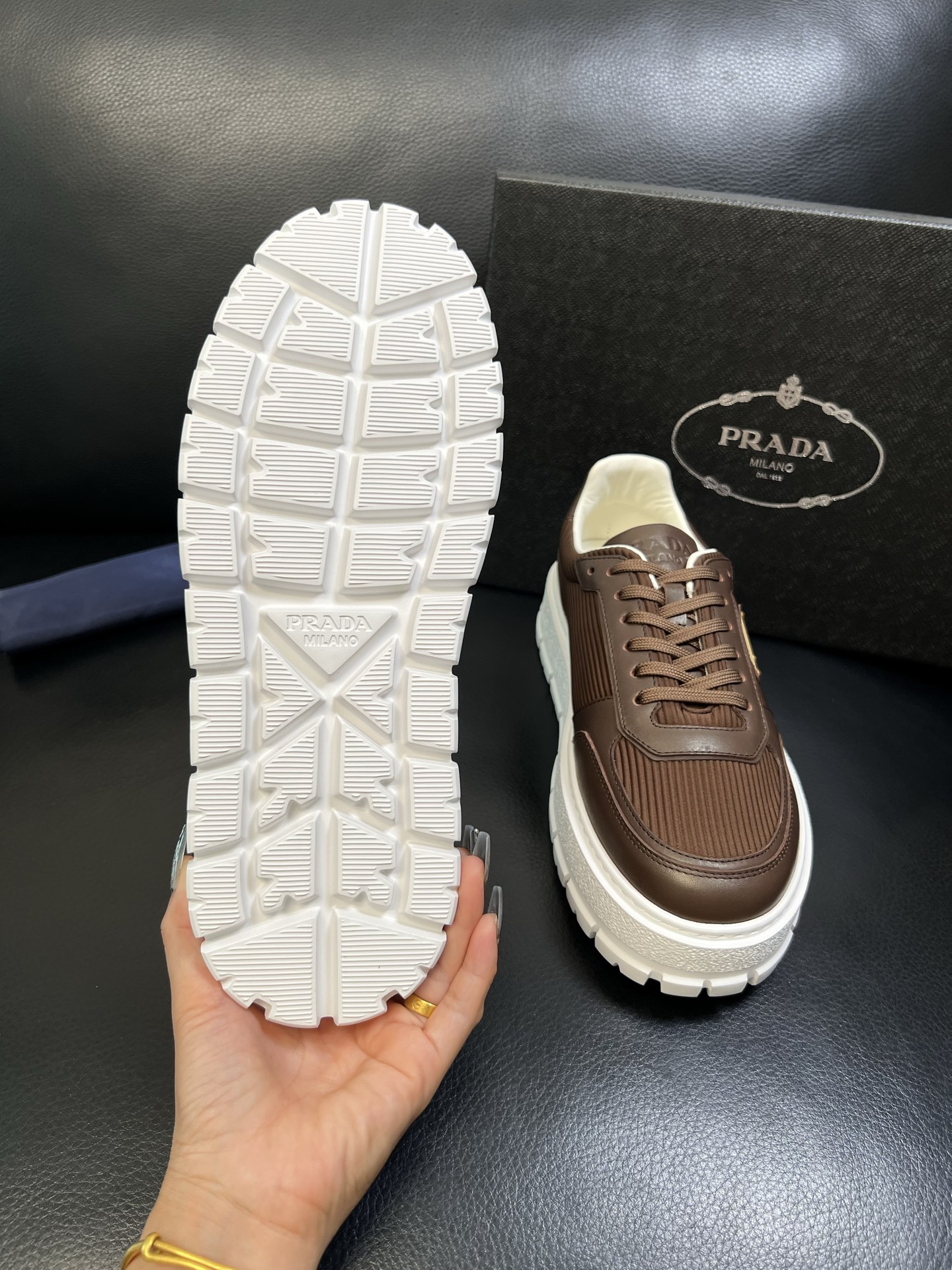 Prada 高品质 顶级工艺品，普拉达 专柜同步，原厂配置意大利进口牛皮面料，进口牛皮内里垫，透气舒适，