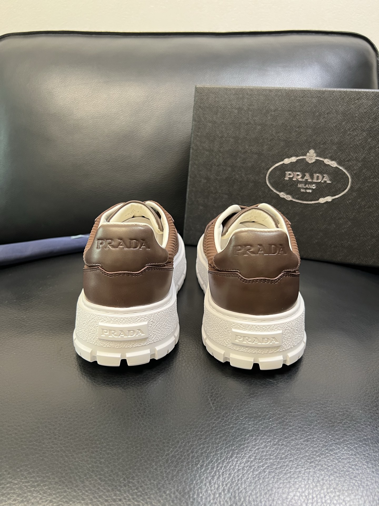 Prada 高品质 顶级工艺品，普拉达 专柜同步，原厂配置意大利进口牛皮面料，进口牛皮内里垫，透气舒适，