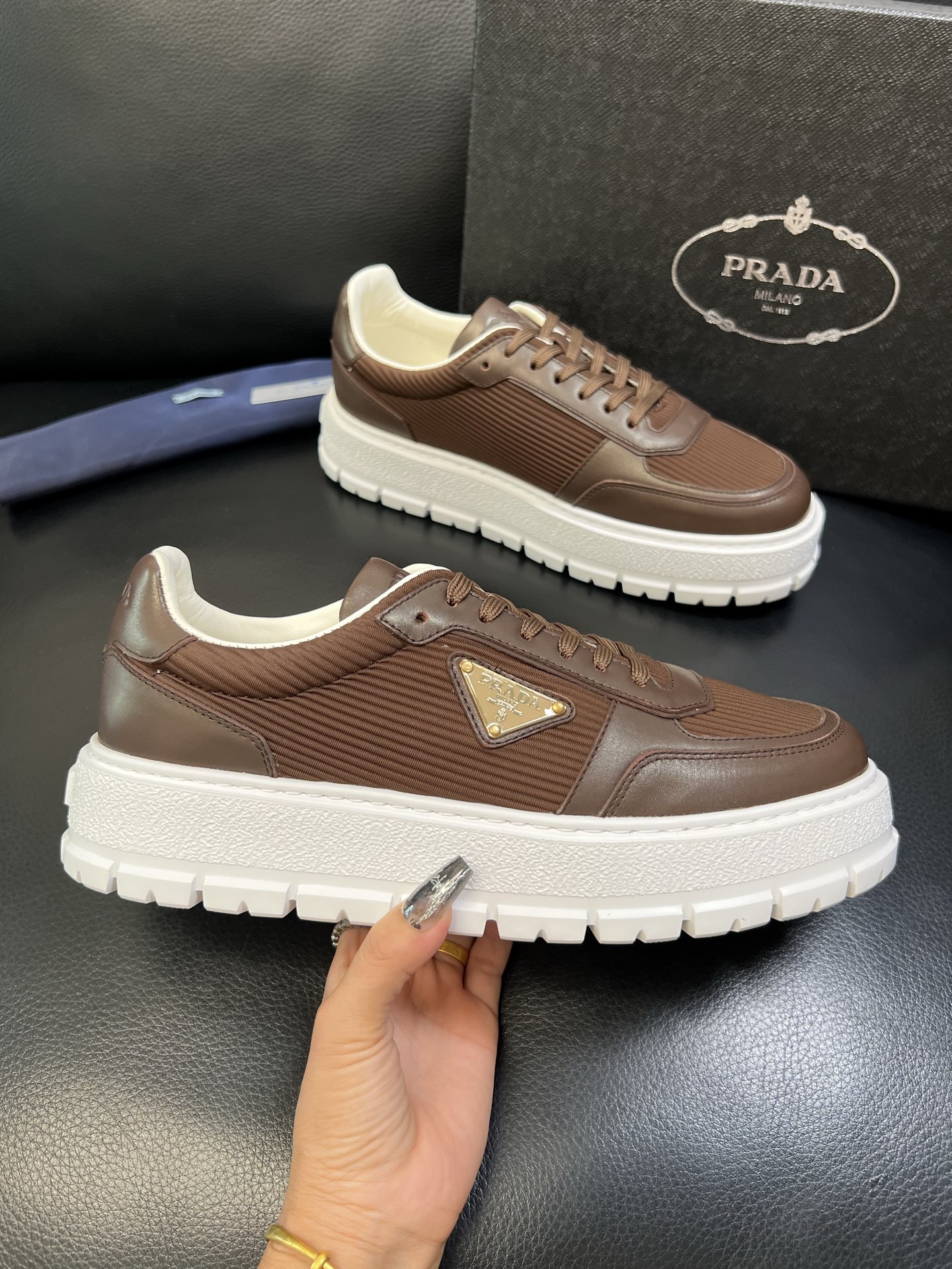 Prada 高品质 顶级工艺品，普拉达 专柜同步，原厂配置意大利进口牛皮面料，进口牛皮内里垫，透气舒适，