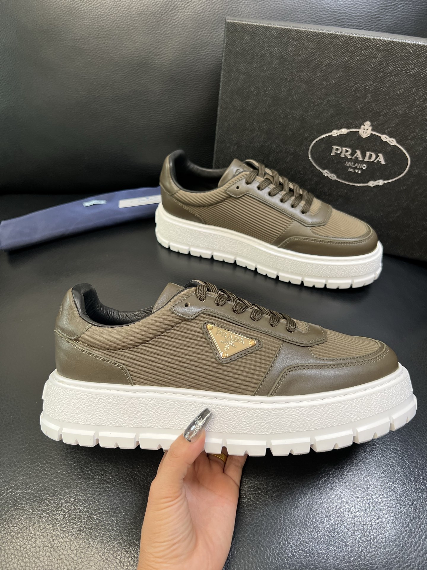 Prada 高品质 顶级工艺品，普拉达 专柜同步，原厂配置意大利进口牛皮面料，进口牛皮内里垫，透气舒适，