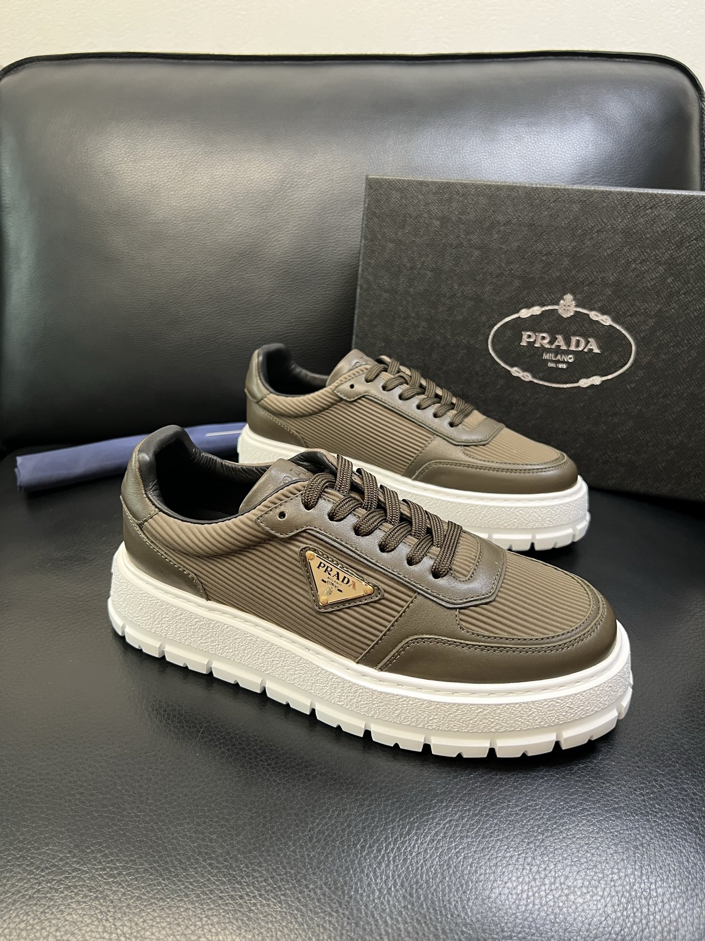 Prada 高品质 顶级工艺品，普拉达 专柜同步，原厂配置意大利进口牛皮面料，进口牛皮内里垫，透气舒适，