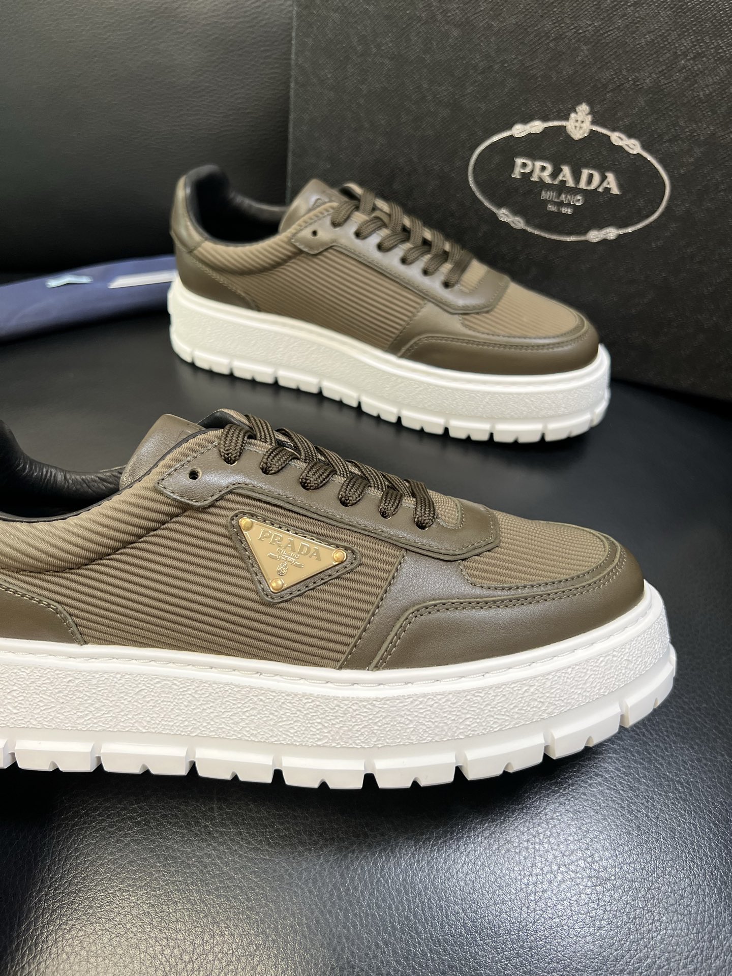 Prada 高品质 顶级工艺品，普拉达 专柜同步，原厂配置意大利进口牛皮面料，进口牛皮内里垫，透气舒适，