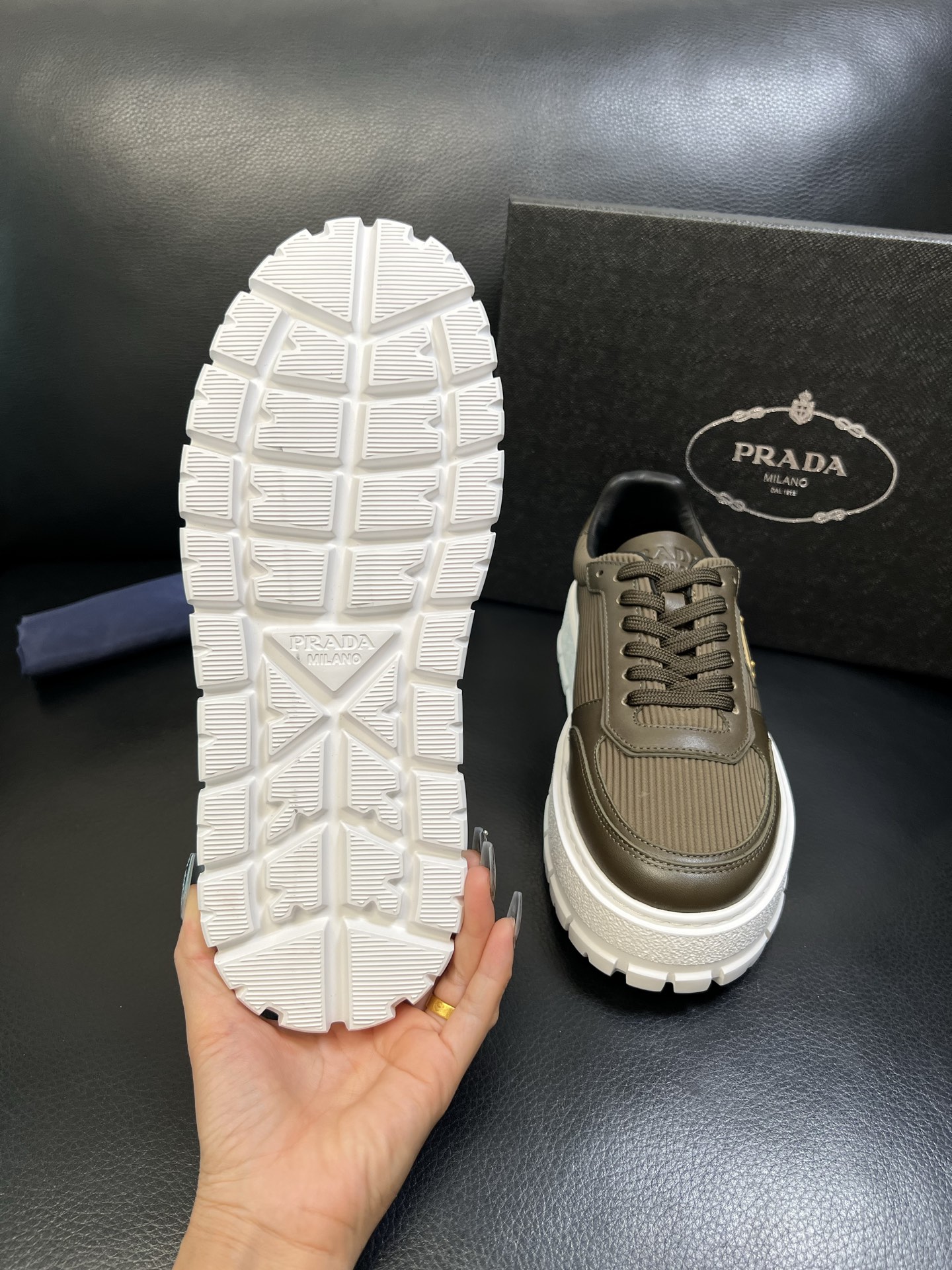 Prada 高品质 顶级工艺品，普拉达 专柜同步，原厂配置意大利进口牛皮面料，进口牛皮内里垫，透气舒适，