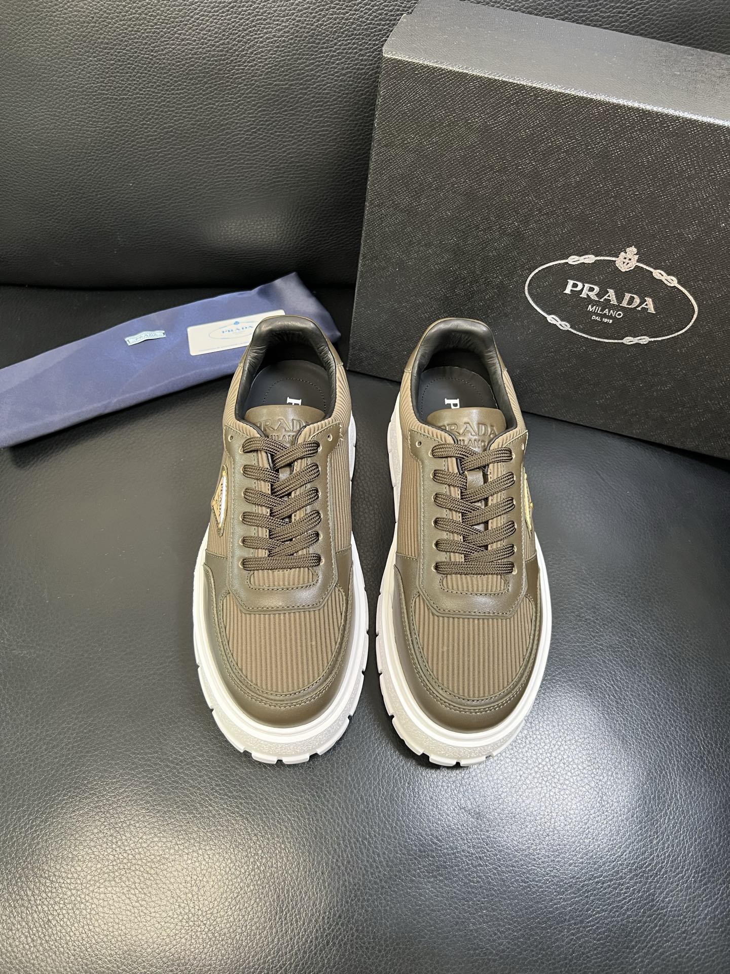 Prada 高品质 顶级工艺品，普拉达 专柜同步，原厂配置意大利进口牛皮面料，进口牛皮内里垫，透气舒适，