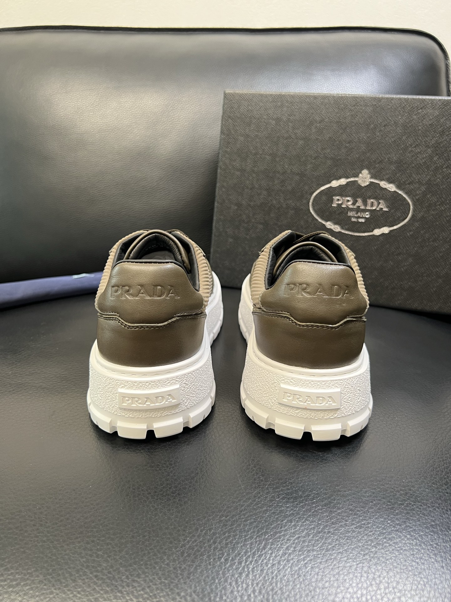 Prada 高品质 顶级工艺品，普拉达 专柜同步，原厂配置意大利进口牛皮面料，进口牛皮内里垫，透气舒适，