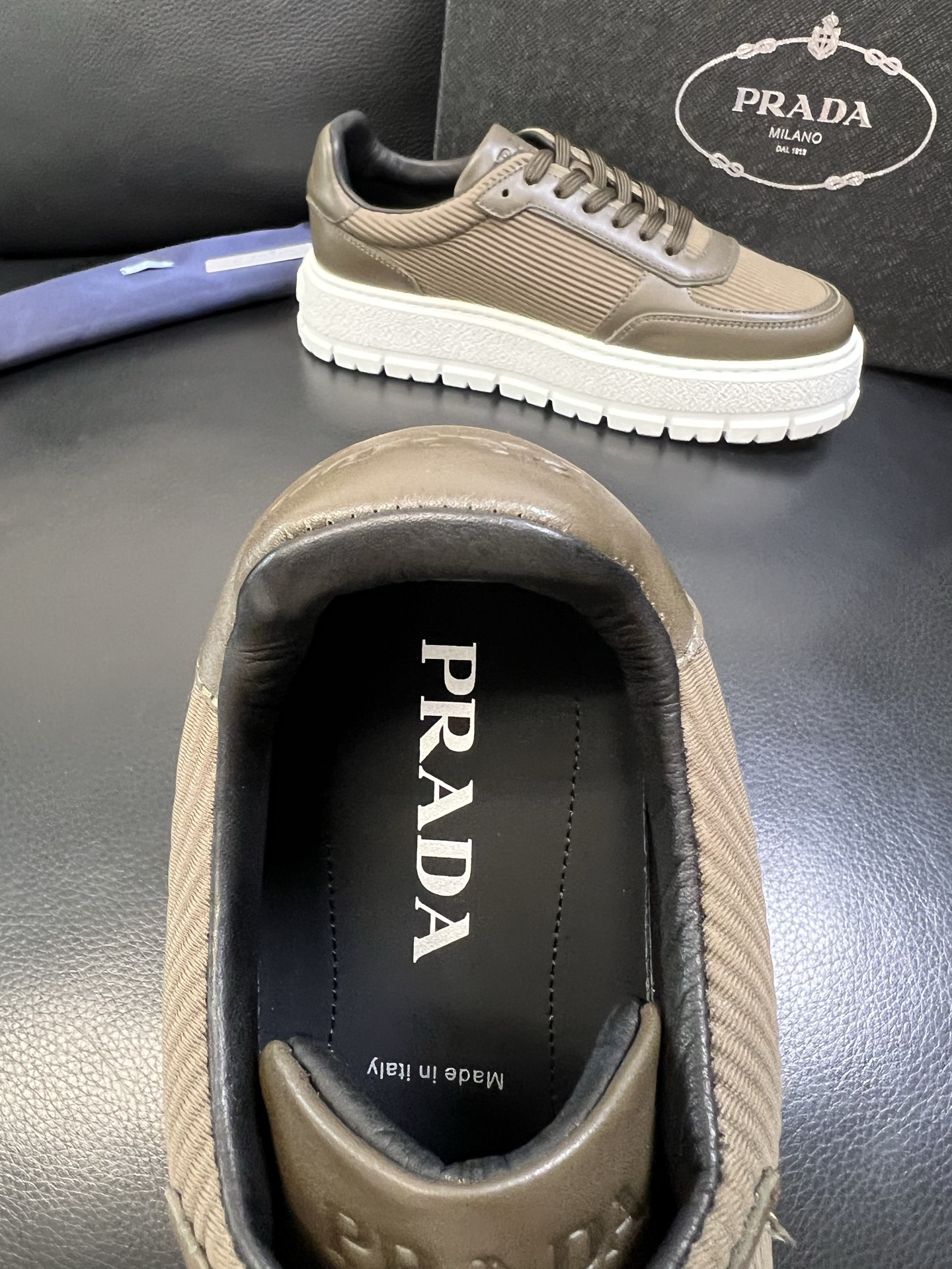 Prada 高品质 顶级工艺品，普拉达 专柜同步，原厂配置意大利进口牛皮面料，进口牛皮内里垫，透气舒适，