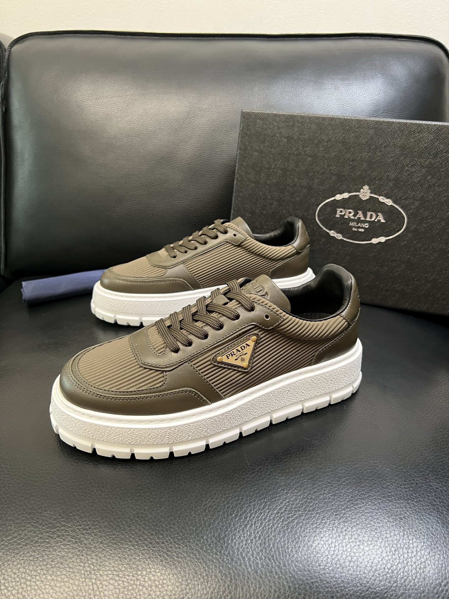 Prada 高品质 顶级工艺品，普拉达 专柜同步，原厂配置意大利进口牛皮面料，进口牛皮内里垫，透气舒适，