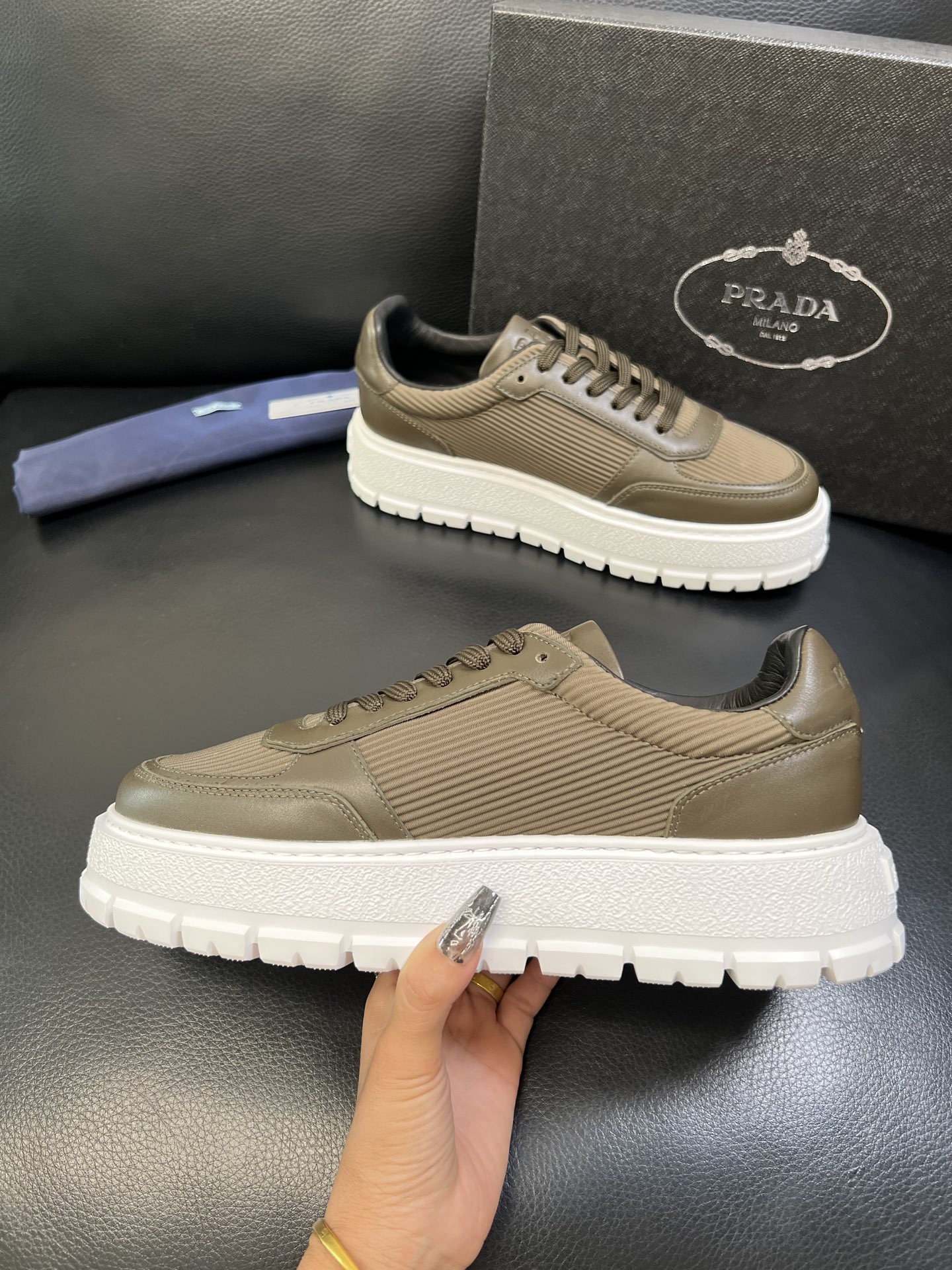 Prada 高品质 顶级工艺品，普拉达 专柜同步，原厂配置意大利进口牛皮面料，进口牛皮内里垫，透气舒适，