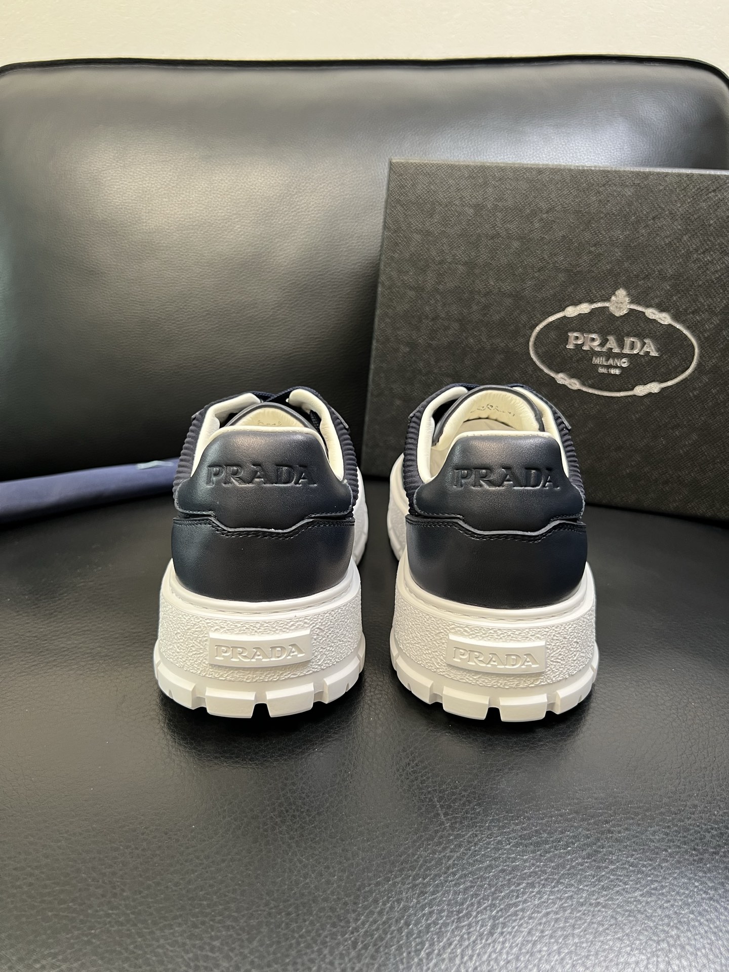 Prada 高品质 顶级工艺品，普拉达 专柜同步，原厂配置意大利进口牛皮面料，进口牛皮内里垫，透气舒适，