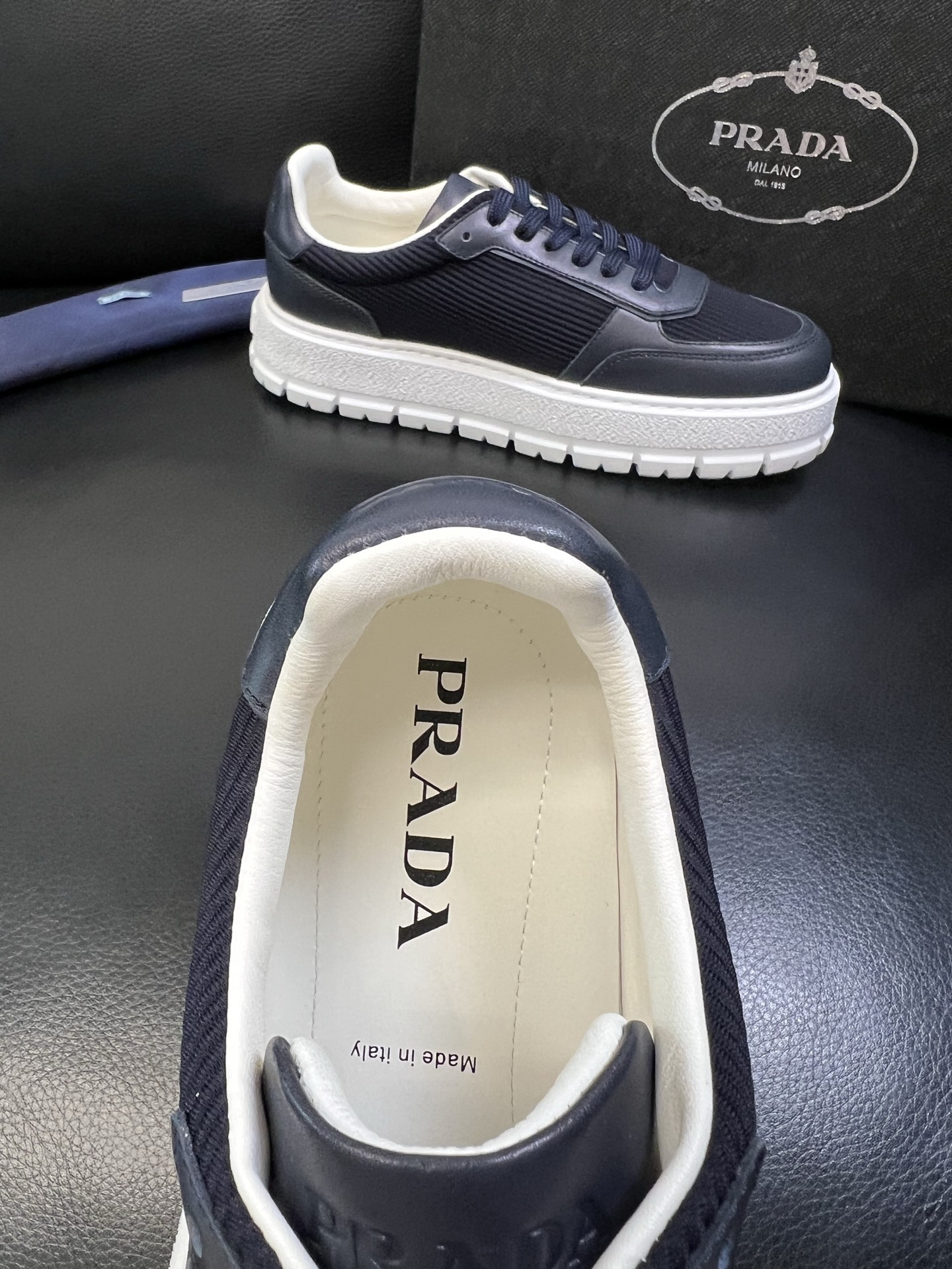 Prada 高品质 顶级工艺品，普拉达 专柜同步，原厂配置意大利进口牛皮面料，进口牛皮内里垫，透气舒适，