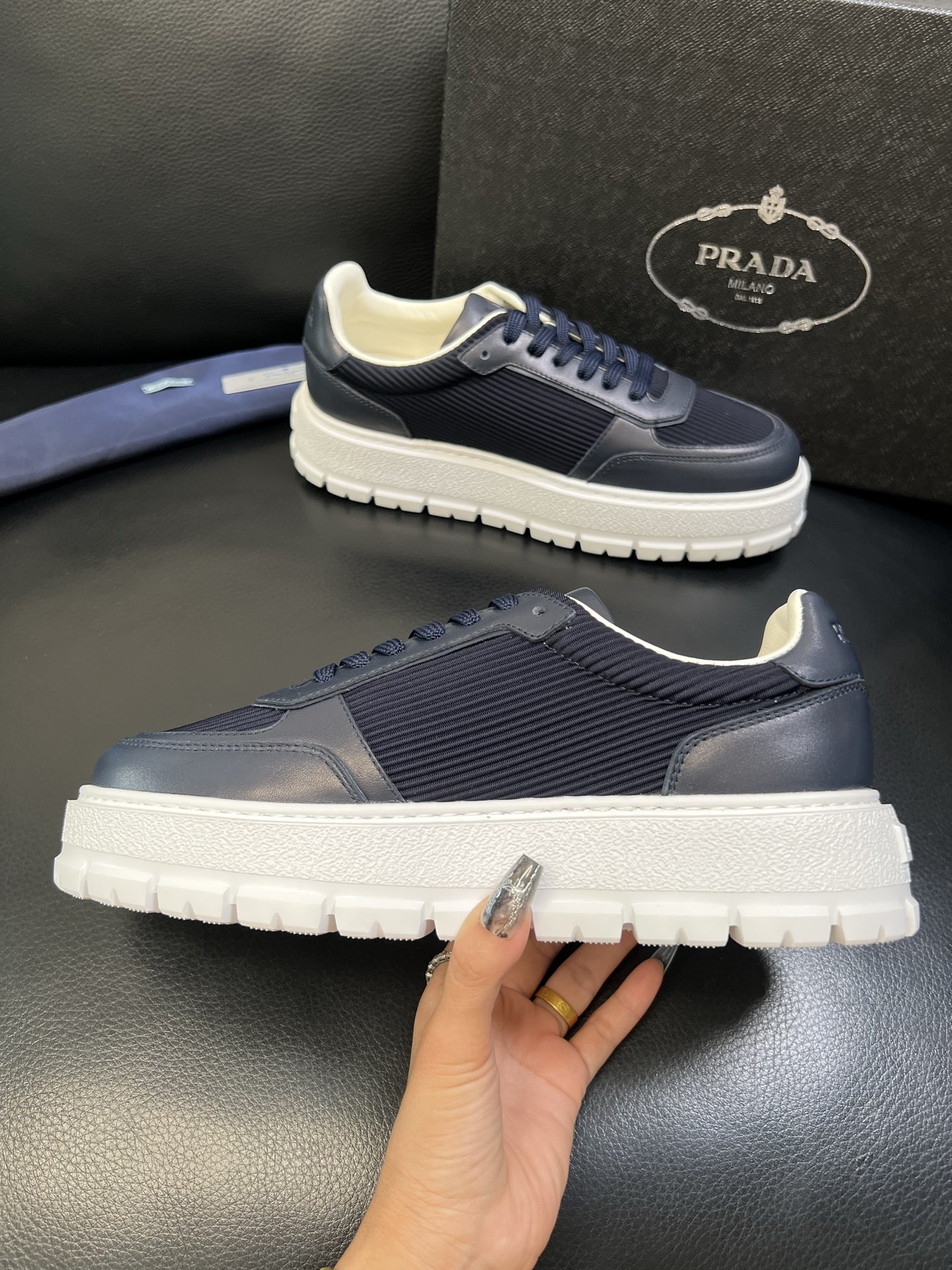 Prada 高品质 顶级工艺品，普拉达 专柜同步，原厂配置意大利进口牛皮面料，进口牛皮内里垫，透气舒适，