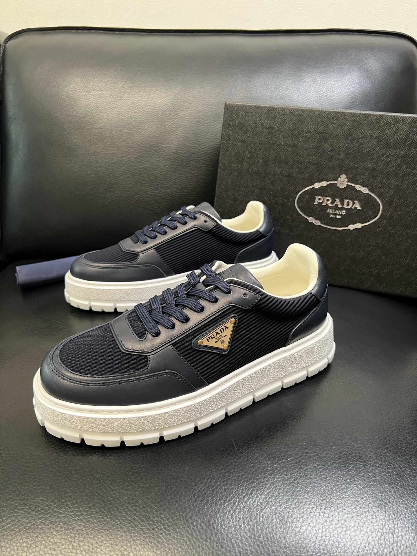 Prada 高品质 顶级工艺品，普拉达 专柜同步，原厂配置意大利进口牛皮面料，进口牛皮内里垫，透气舒适，