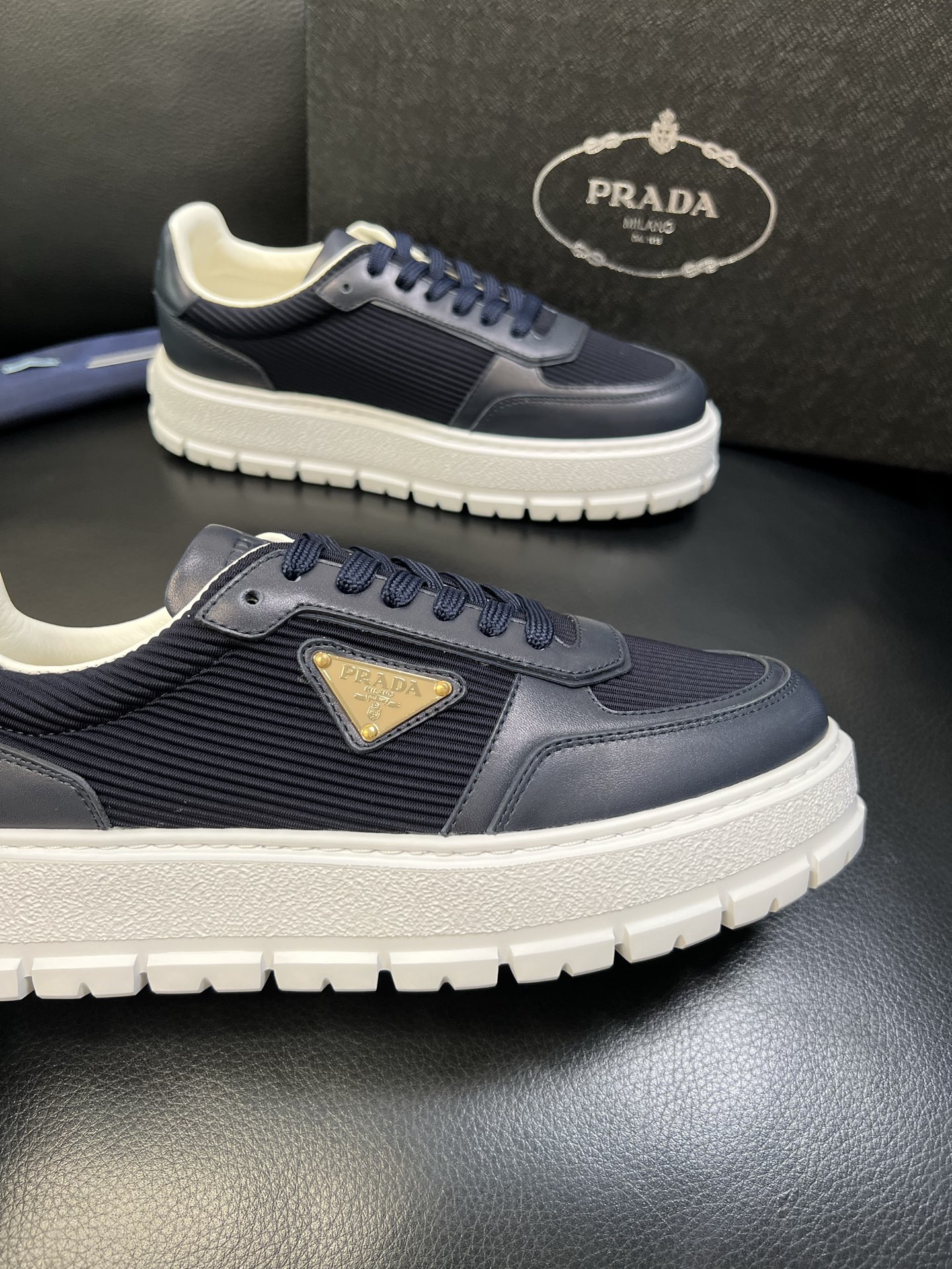 Prada 高品质 顶级工艺品，普拉达 专柜同步，原厂配置意大利进口牛皮面料，进口牛皮内里垫，透气舒适，