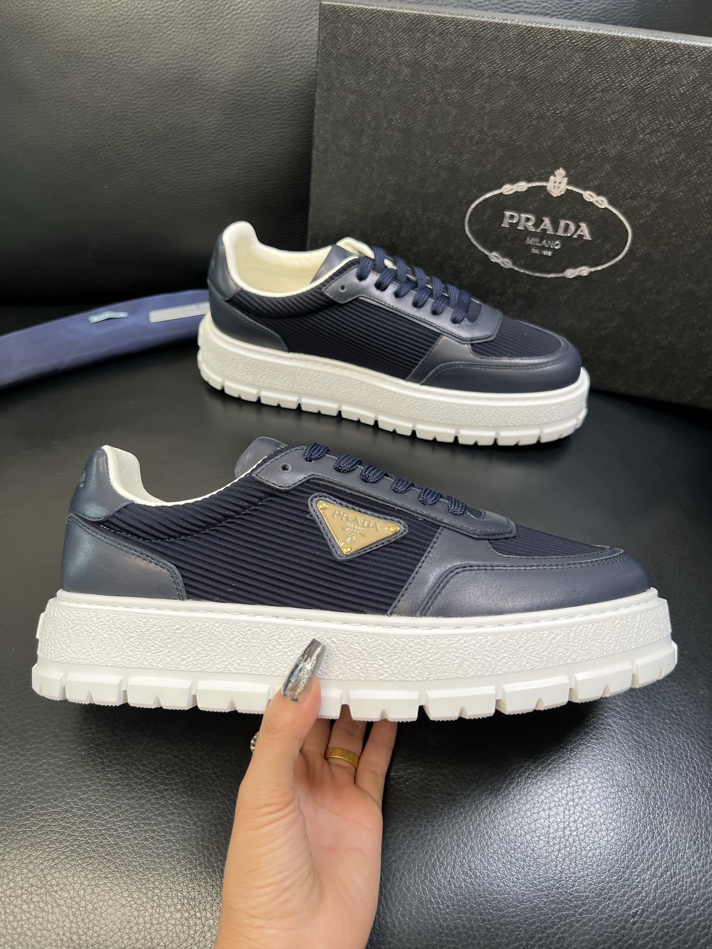 Prada 高品质 顶级工艺品，普拉达 专柜同步，原厂配置意大利进口牛皮面料，进口牛皮内里垫，透气舒适，