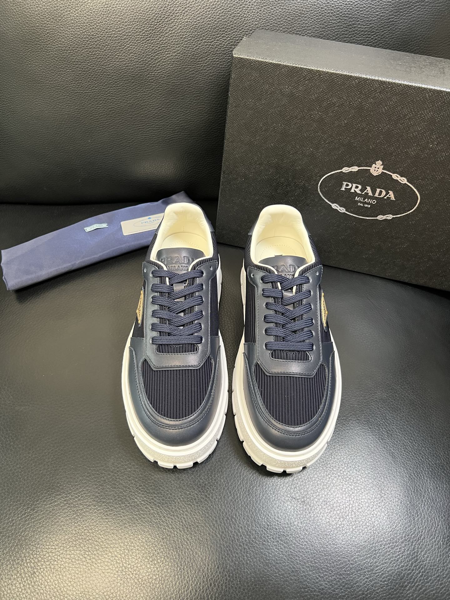 Prada 高品质 顶级工艺品，普拉达 专柜同步，原厂配置意大利进口牛皮面料，进口牛皮内里垫，透气舒适，