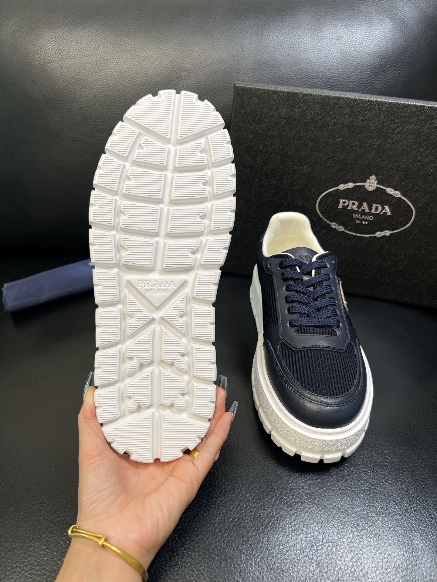 Prada 高品质 顶级工艺品，普拉达 专柜同步，原厂配置意大利进口牛皮面料，进口牛皮内里垫，透气舒适，
