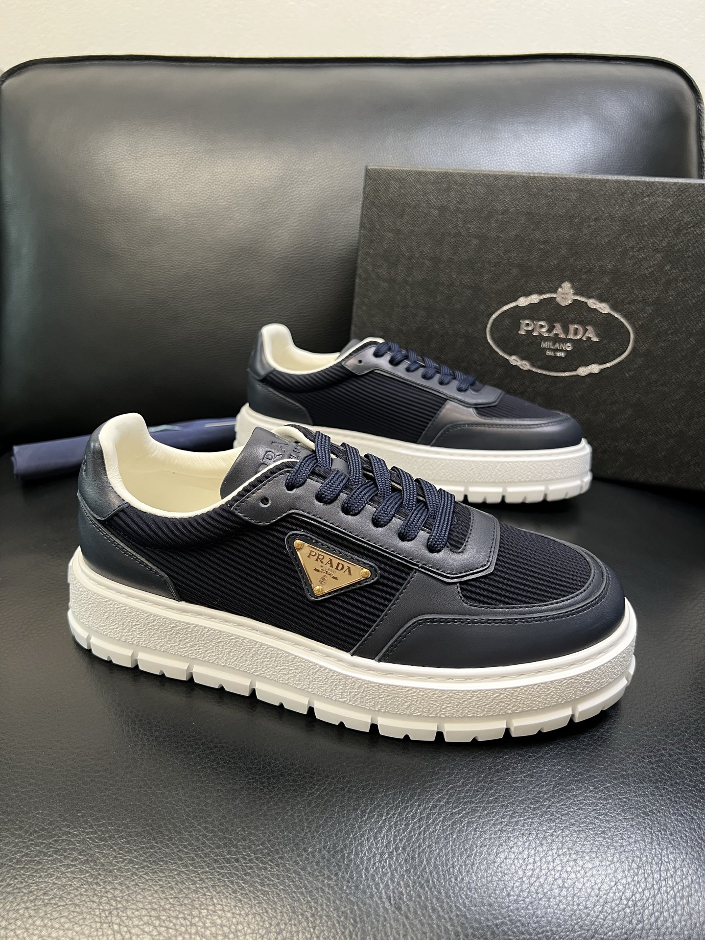 Prada 高品质 顶级工艺品，普拉达 专柜同步，原厂配置意大利进口牛皮面料，进口牛皮内里垫，透气舒适，