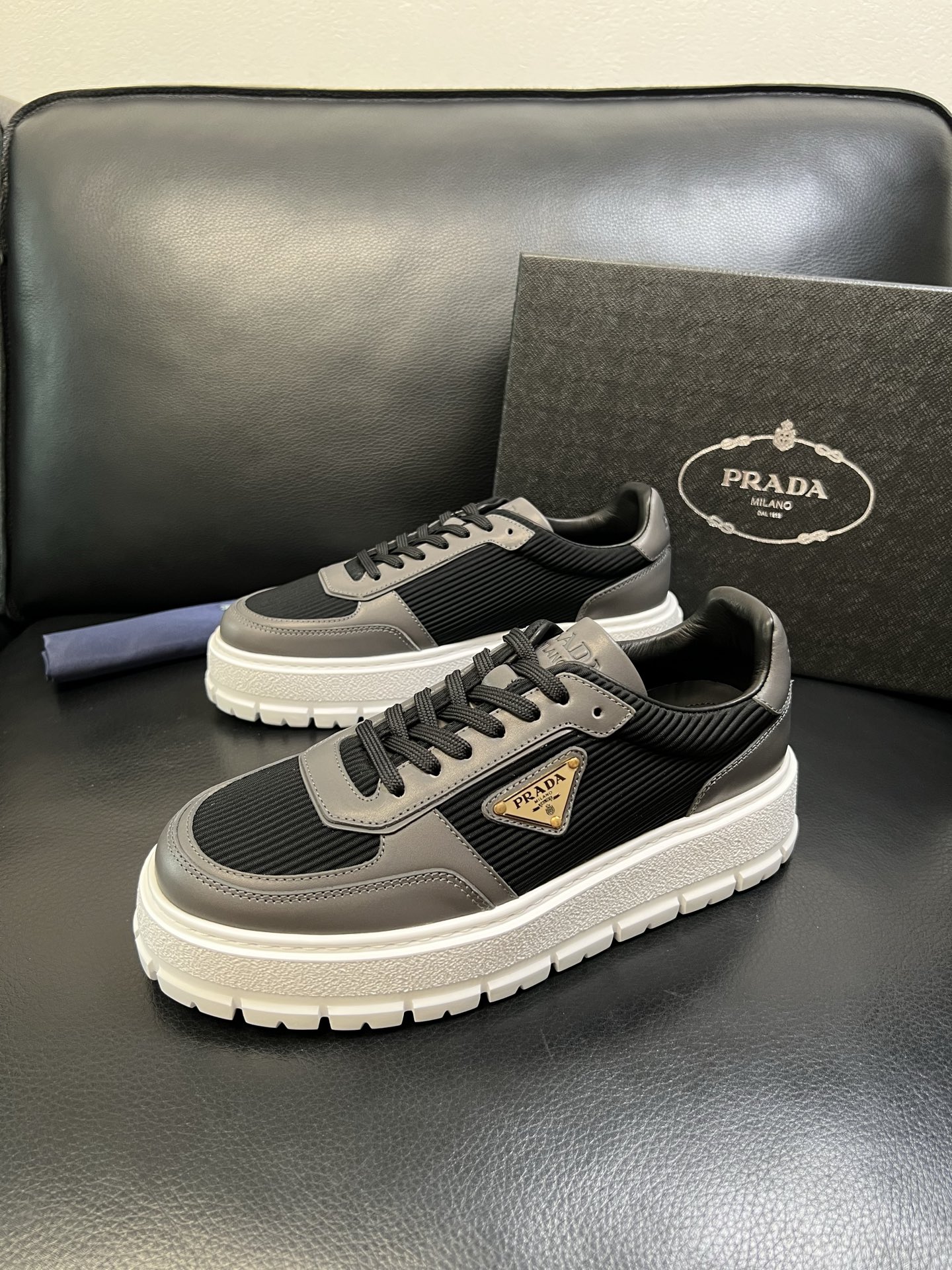 Prada 高品质 顶级工艺品，普拉达 专柜同步，原厂配置意大利进口牛皮面料，进口牛皮内里垫，透气舒适，