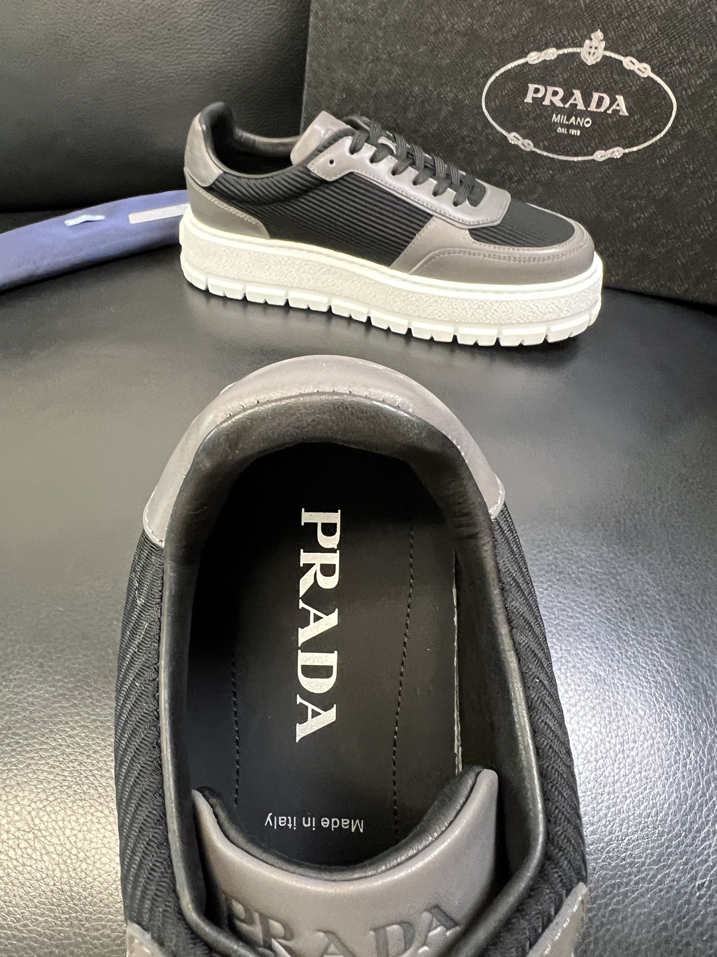 Prada 高品质 顶级工艺品，普拉达 专柜同步，原厂配置意大利进口牛皮面料，进口牛皮内里垫，透气舒适，