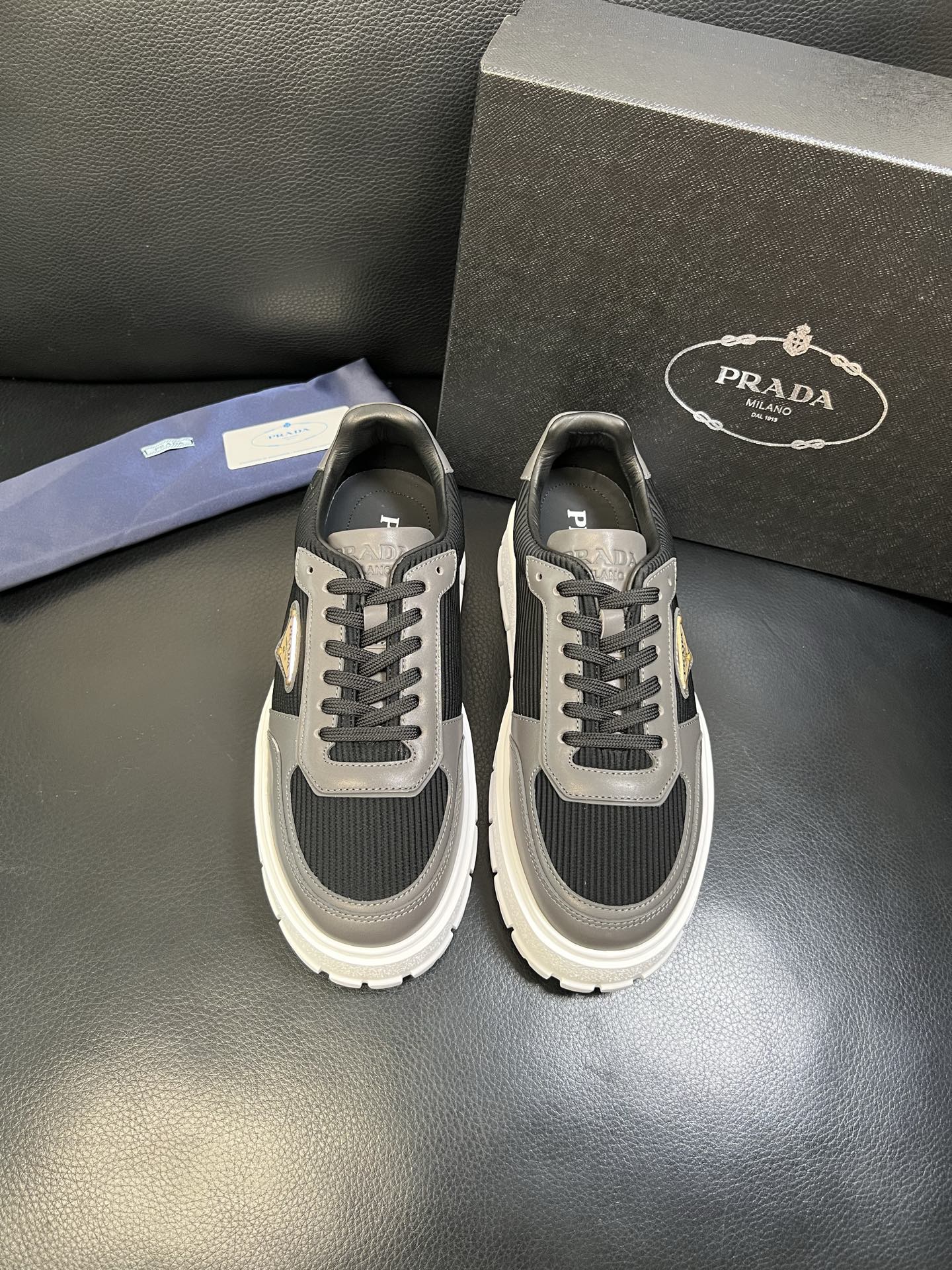 Prada 高品质 顶级工艺品，普拉达 专柜同步，原厂配置意大利进口牛皮面料，进口牛皮内里垫，透气舒适，