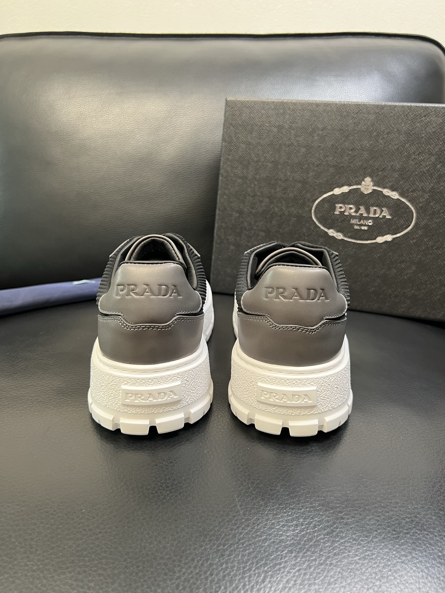 Prada 高品质 顶级工艺品，普拉达 专柜同步，原厂配置意大利进口牛皮面料，进口牛皮内里垫，透气舒适，