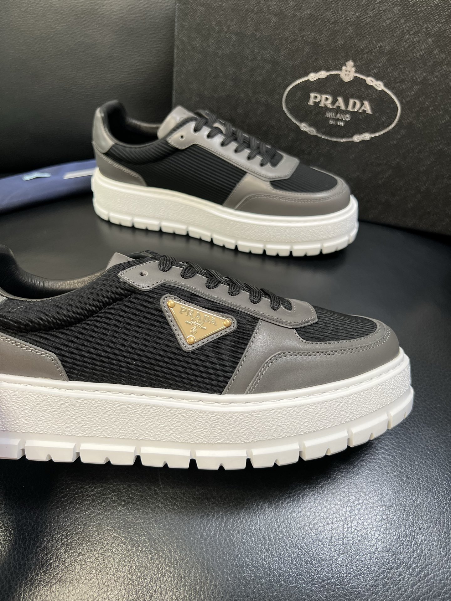 Prada 高品质 顶级工艺品，普拉达 专柜同步，原厂配置意大利进口牛皮面料，进口牛皮内里垫，透气舒适，