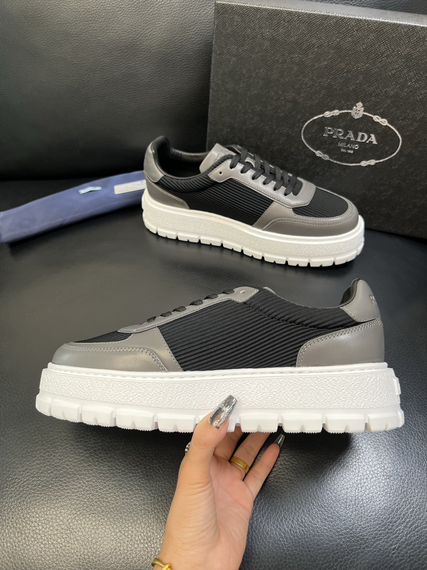 Prada 高品质 顶级工艺品，普拉达 专柜同步，原厂配置意大利进口牛皮面料，进口牛皮内里垫，透气舒适，