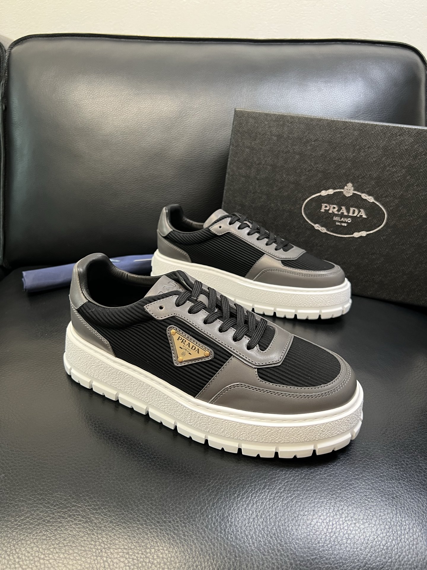 Prada 高品质 顶级工艺品，普拉达 专柜同步，原厂配置意大利进口牛皮面料，进口牛皮内里垫，透气舒适，