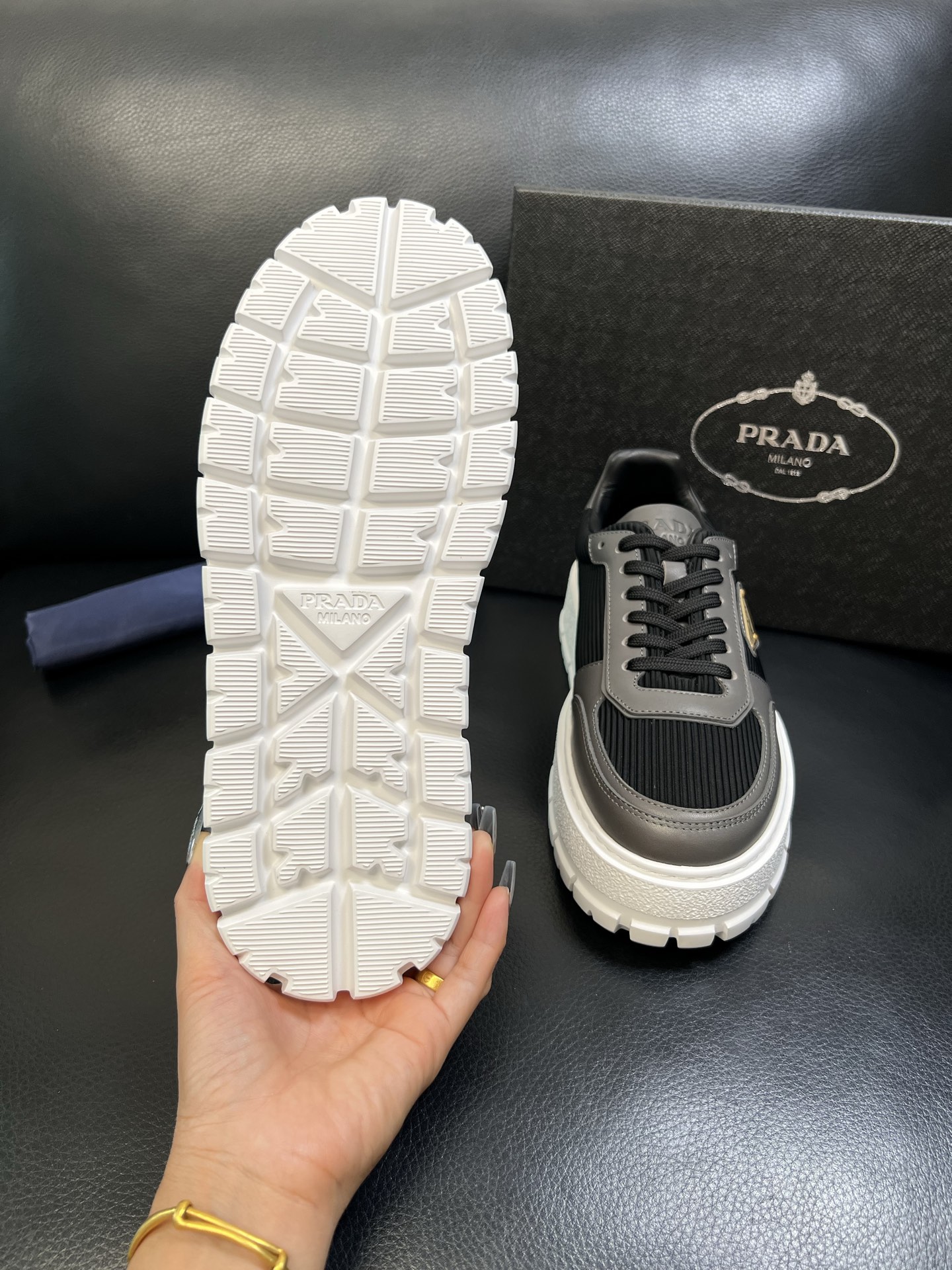 Prada 高品质 顶级工艺品，普拉达 专柜同步，原厂配置意大利进口牛皮面料，进口牛皮内里垫，透气舒适，